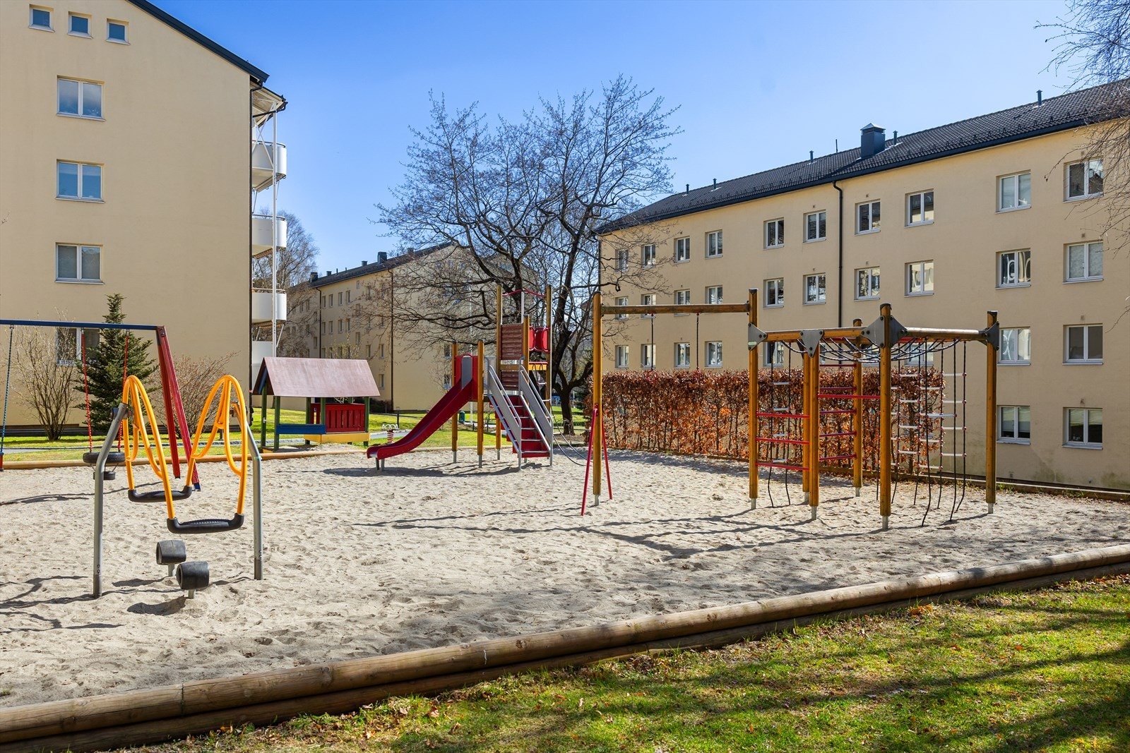 Borettslaget har også lekeapparat og sandkasse for de minste. Galleribilde