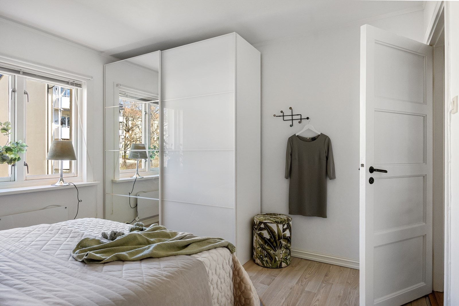 Det er gode oppbevaringsmuligheter i skyvedørsgarderobe. Galleribilde