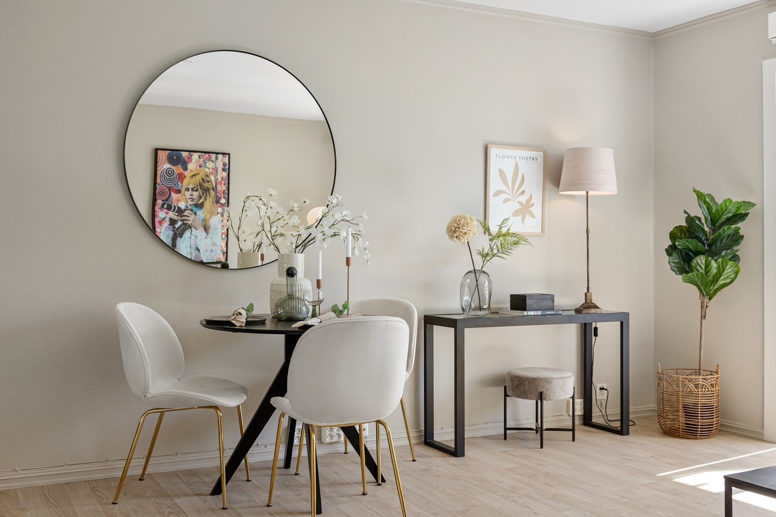 Gulvet er belagt med lyst og flott laminat, og overflatene er malt i delikate og moderne fargetoner. Galleribilde