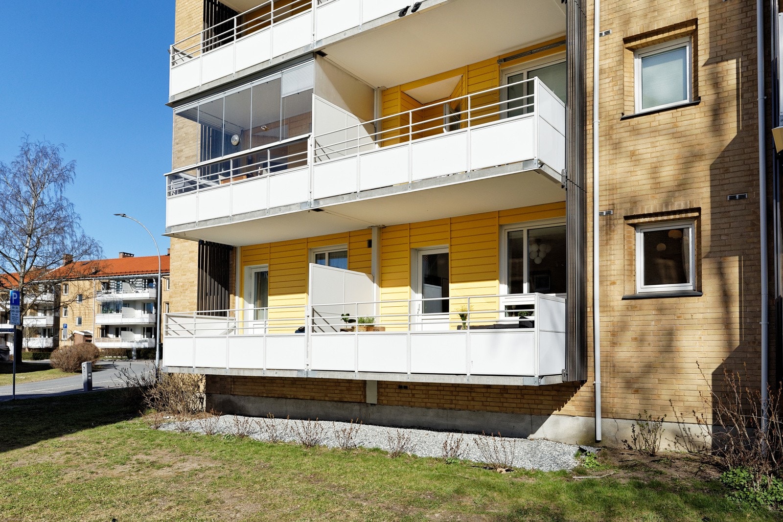 Boligen ligger skjermet til vendt ut mot grøntarealer Galleribilde