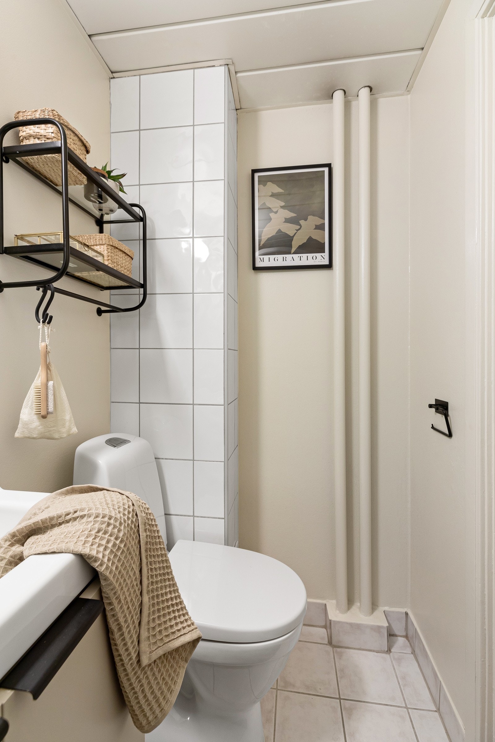 Badet har praktisk dusjkabinett for minimalisering av slitasje på gulv Galleribilde