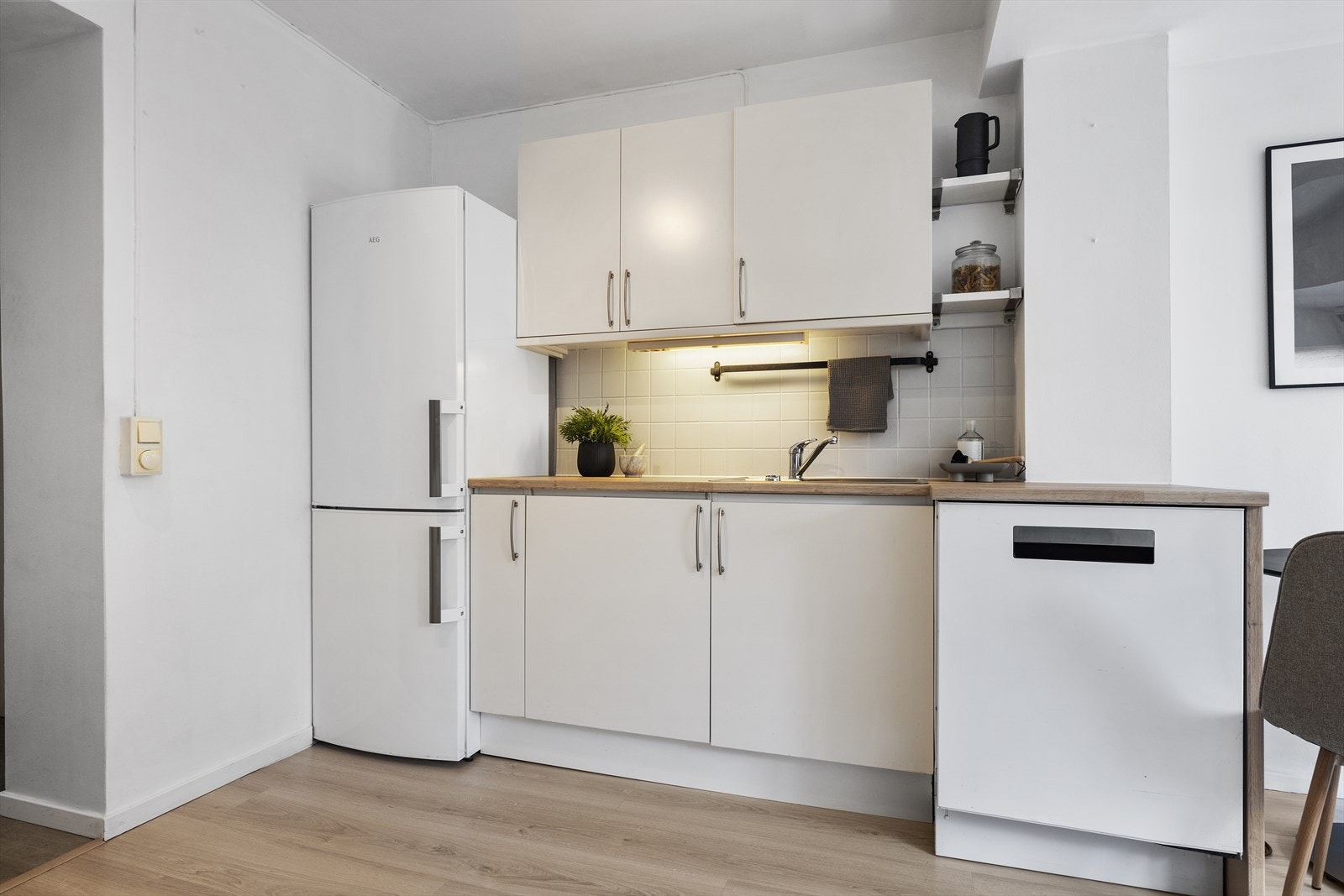 Det er lagt nye benkeplater på kjøkkenet og nytt gulv i 2024. Arbeidet ble utført av PWS Bygg. Galleribilde