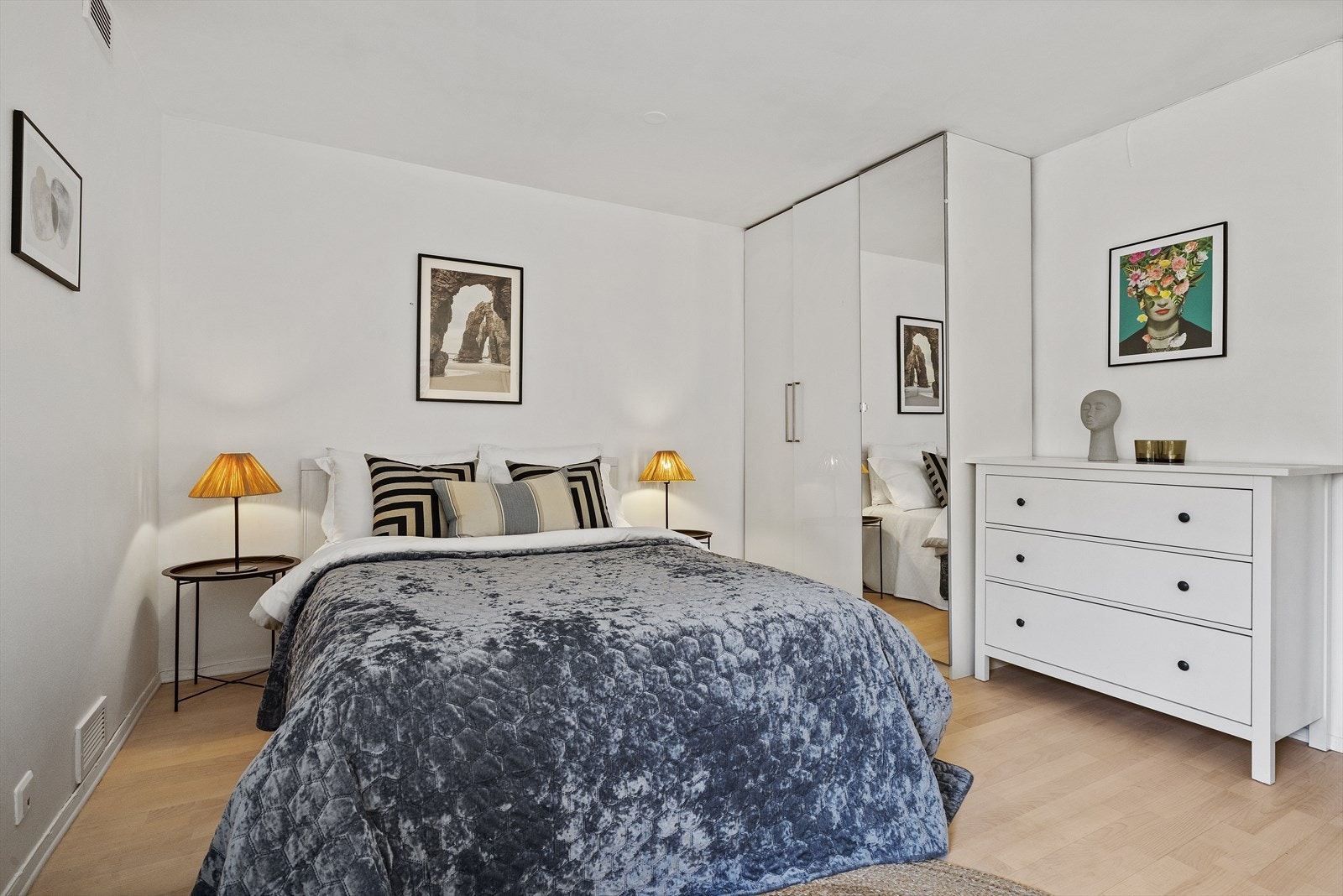 Plass til skrivebord og stort garderobeskap. Galleribilde