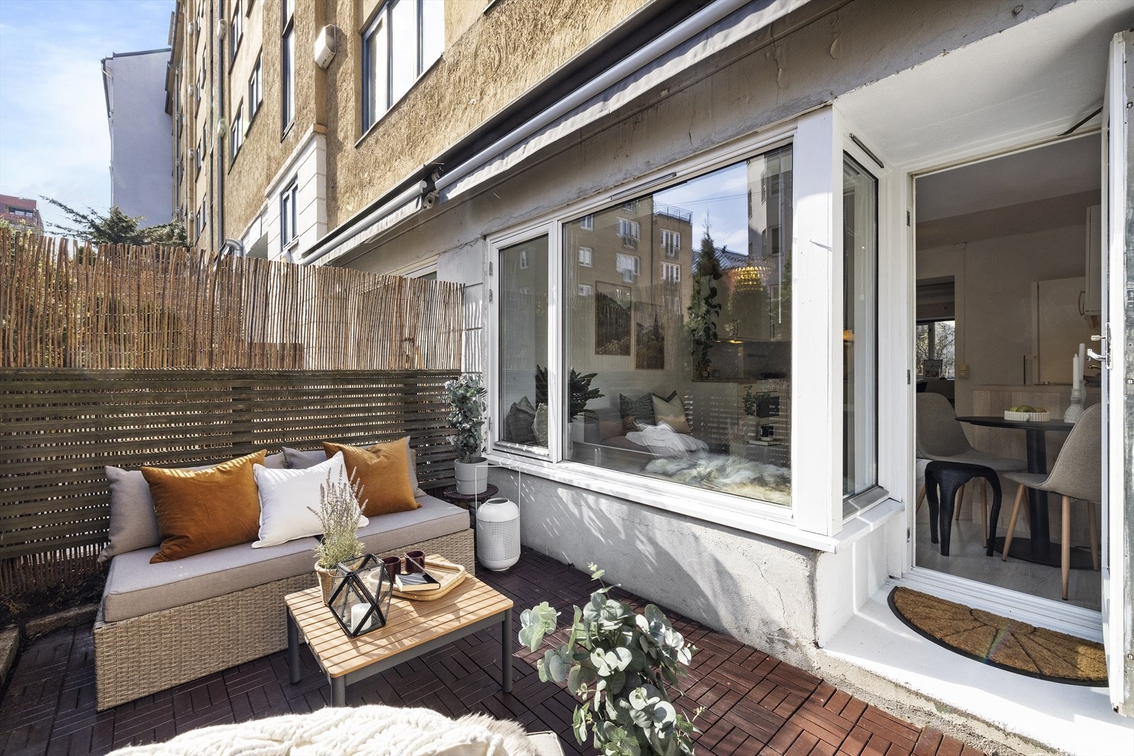 Her er det god plass til terrassemøbler Galleribilde