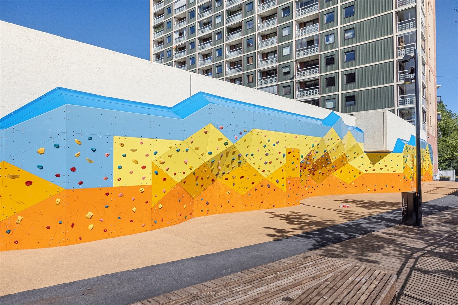 Like ved har du en klatrevegg som gir mulighet for trening og lek i hverdagen Galleribilde