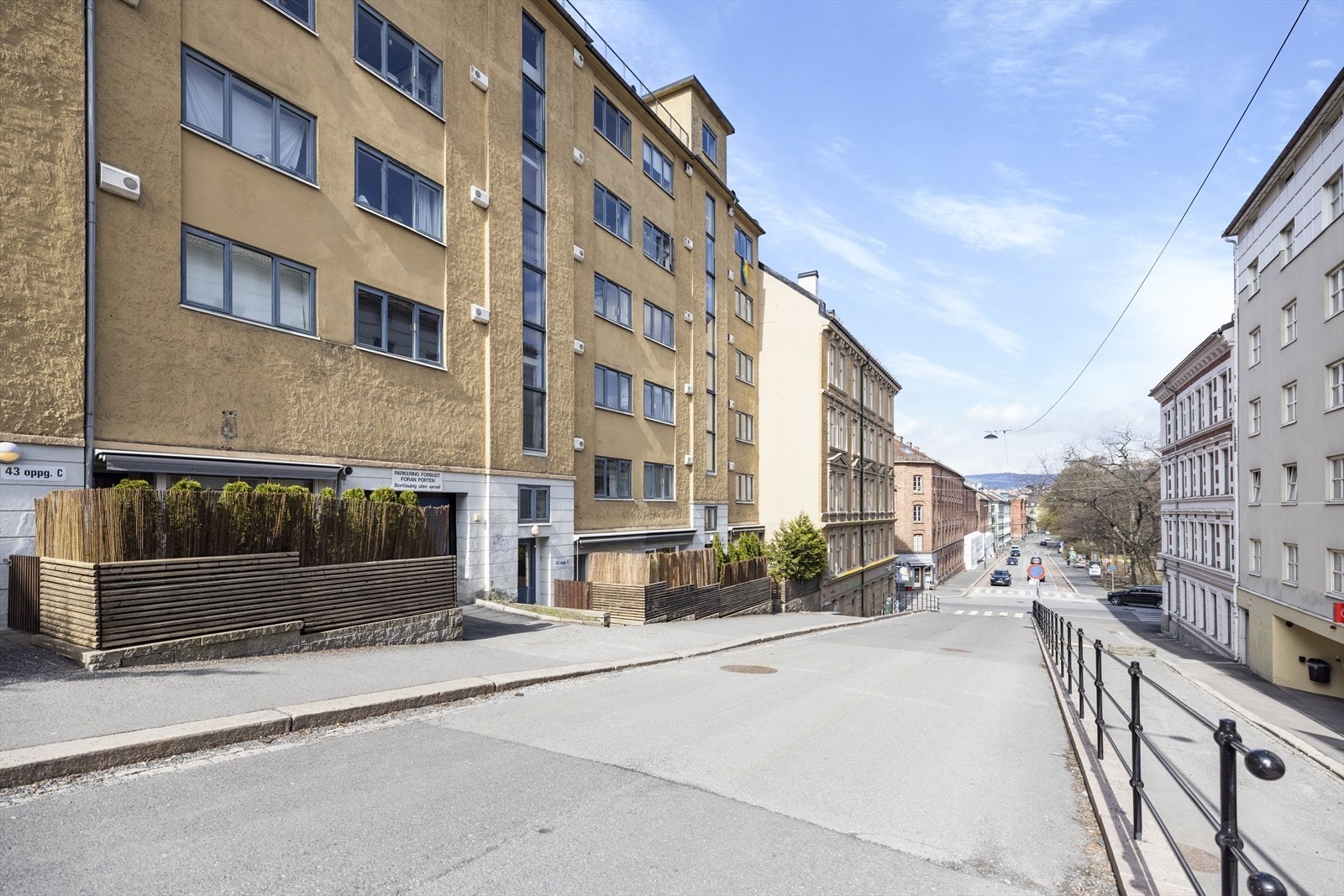 Leiligheten ligger rolig til i enveiskjørt gate, med Botanisk hage som nærmeste nabo. Galleribilde