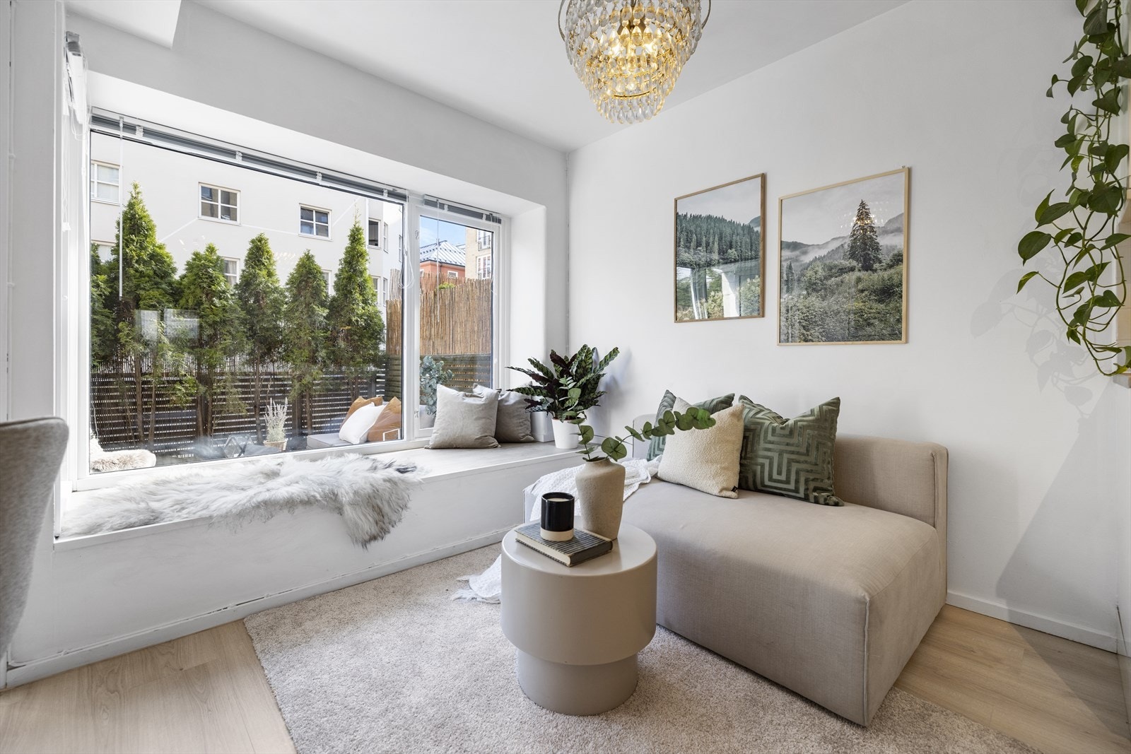 Det er plass til sofagruppe med tilhørende møblement. Galleribilde