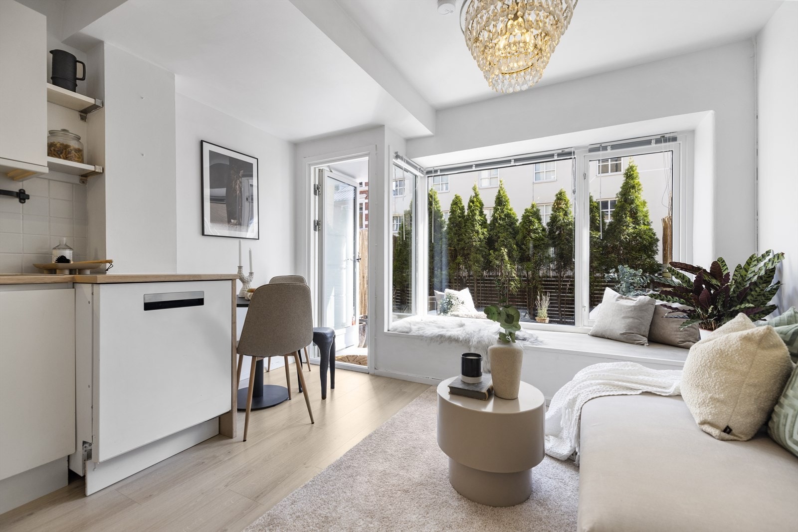 Leiligheten har en åpen stue- og kjøkkenløsning med store vindusflater som gir en luftig og åpen romfølelse. Galleribilde