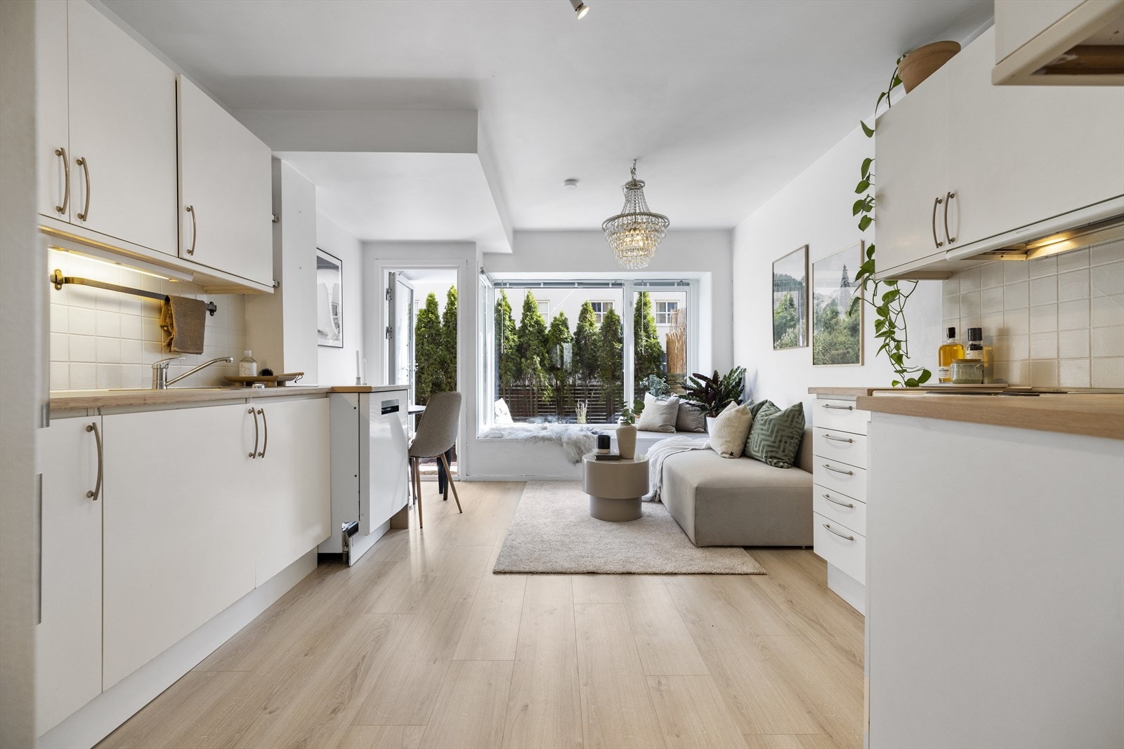 Alle veggflater og himling er malt i 2024. Galleribilde