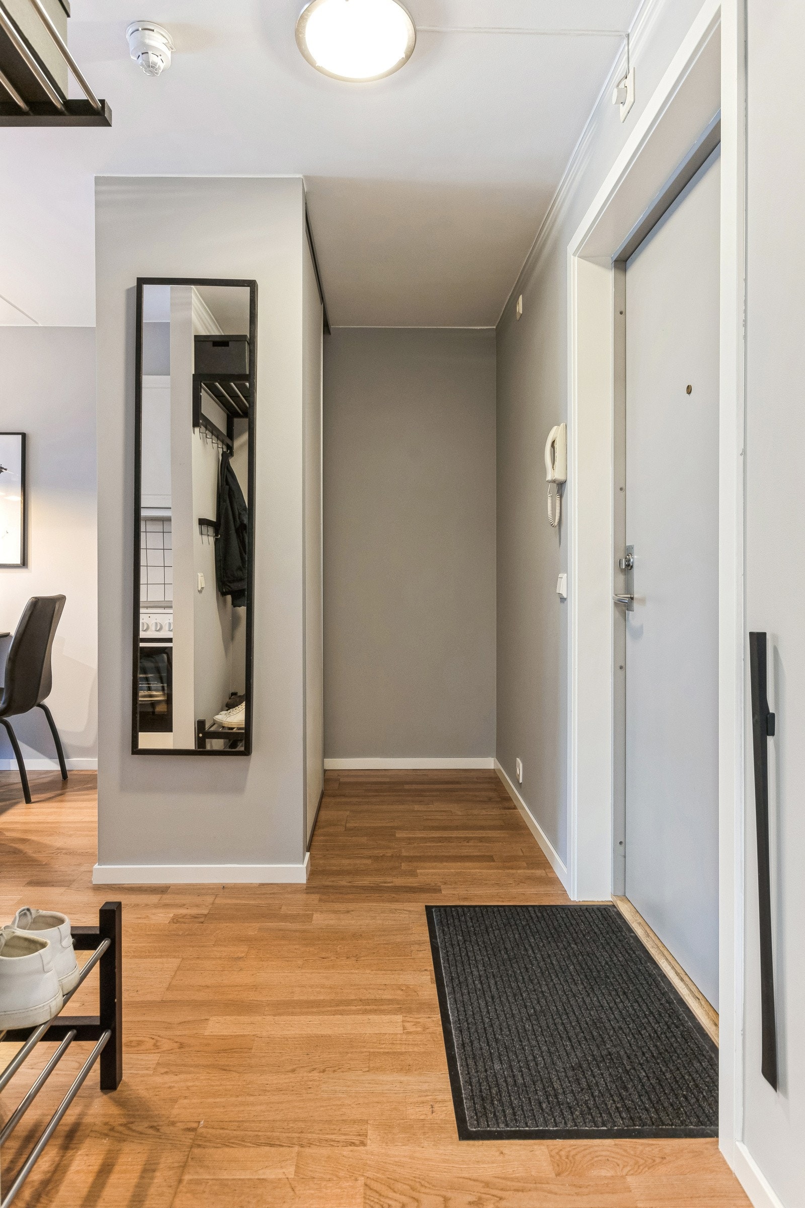 Praktisk entré med skyvedørsgarderobe. Galleribilde