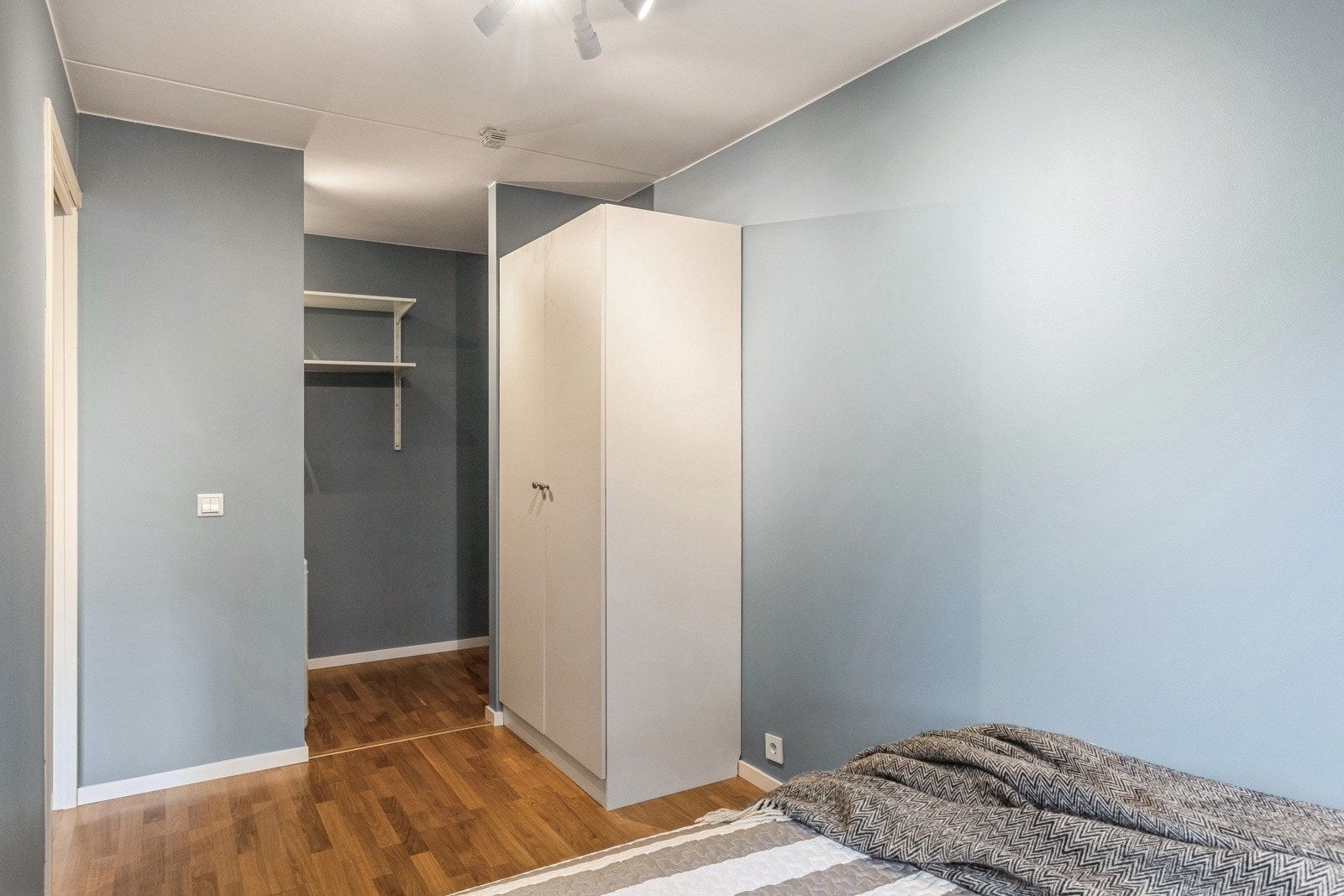 Soverom med adkomst til bod (walk-in-garderobe). Galleribilde