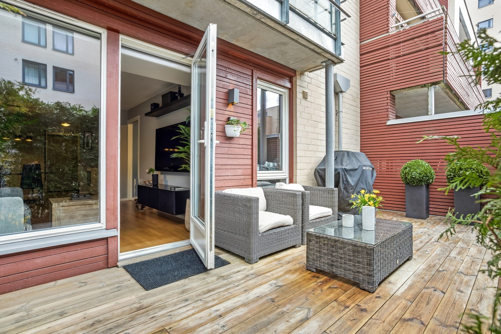 Vestvendt, usjenert og delvis overbygget markterrasse på 16 m² med ettermiddag- og kveldssol. Galleribilde