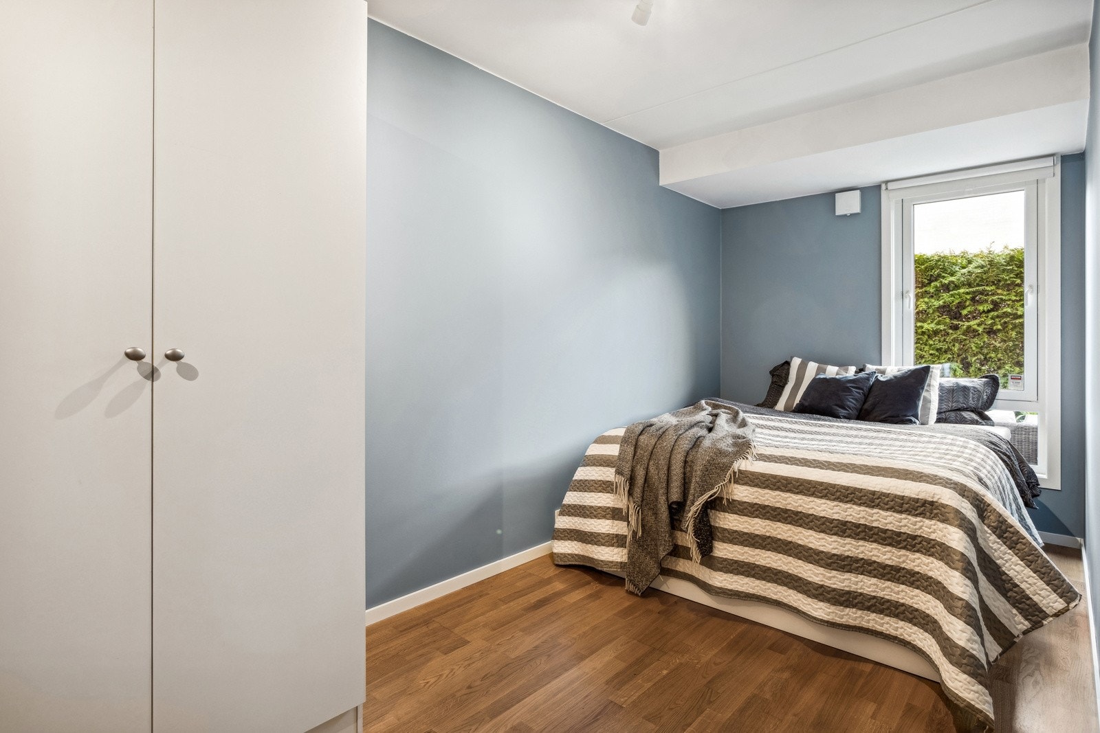 Soverom med garderobeskap. Galleribilde