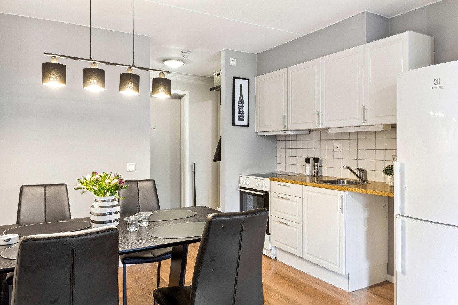 Kjøkken med hyggelig spiseplass. Galleribilde