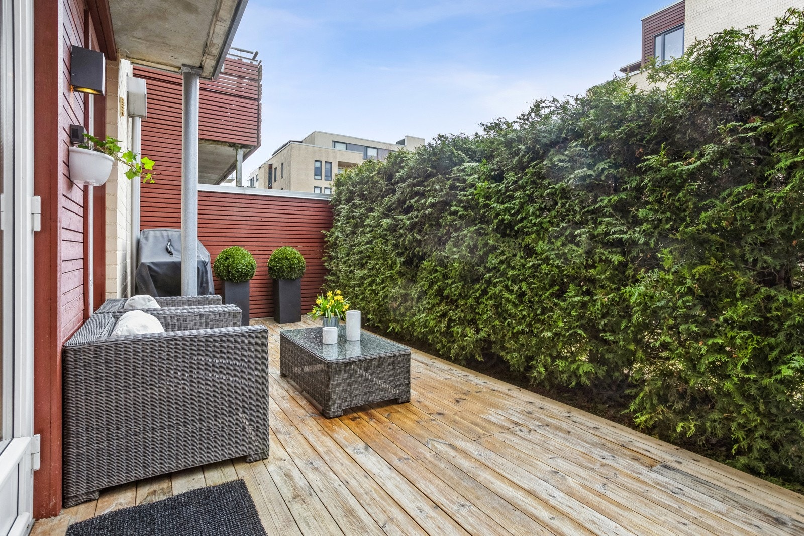 Rundt terrassen er det plantet hekk som skjermer for innsyn. Galleribilde