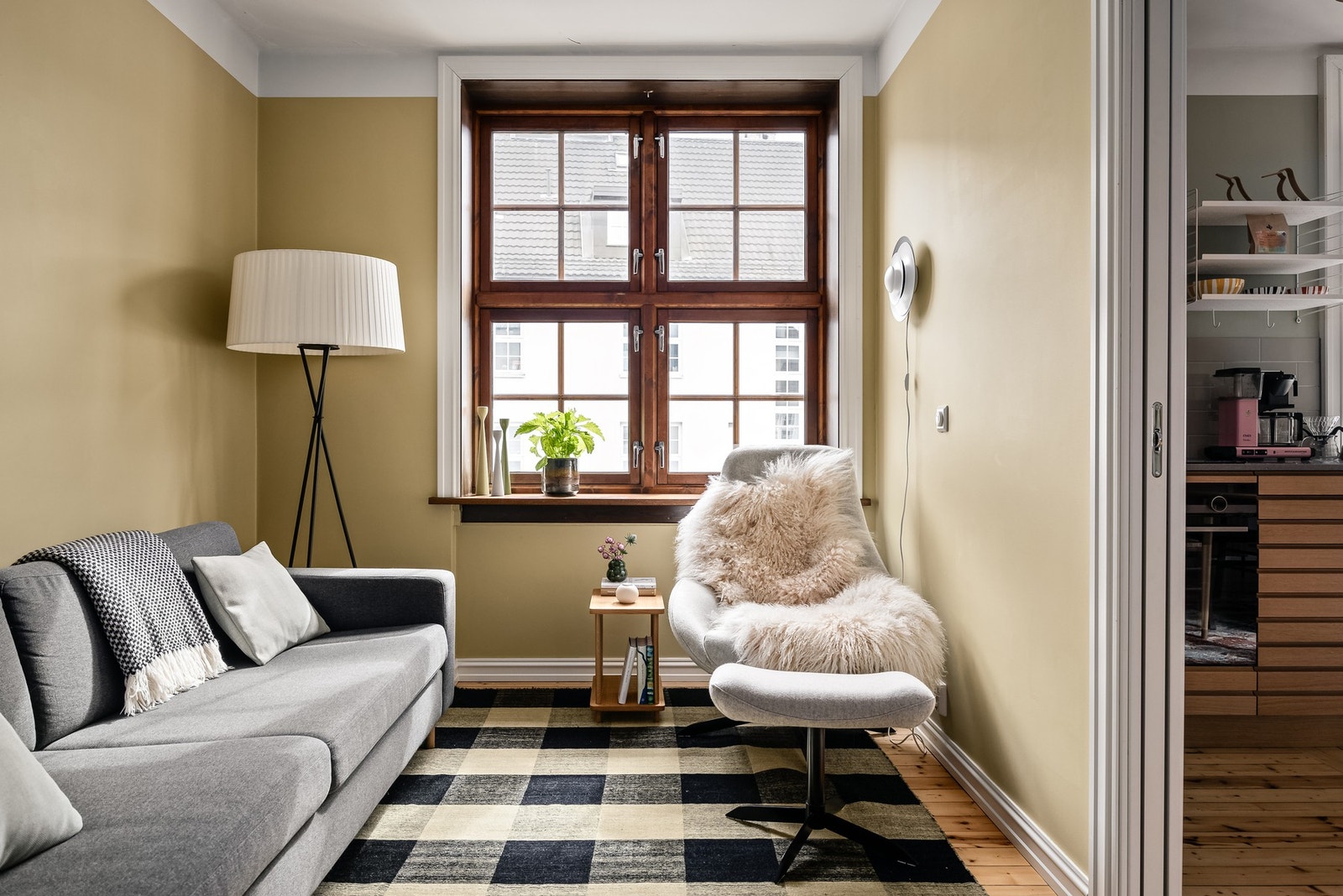 - Store klassiske vinduer slipper inn rikelig med naturlig lys. - Galleribilde