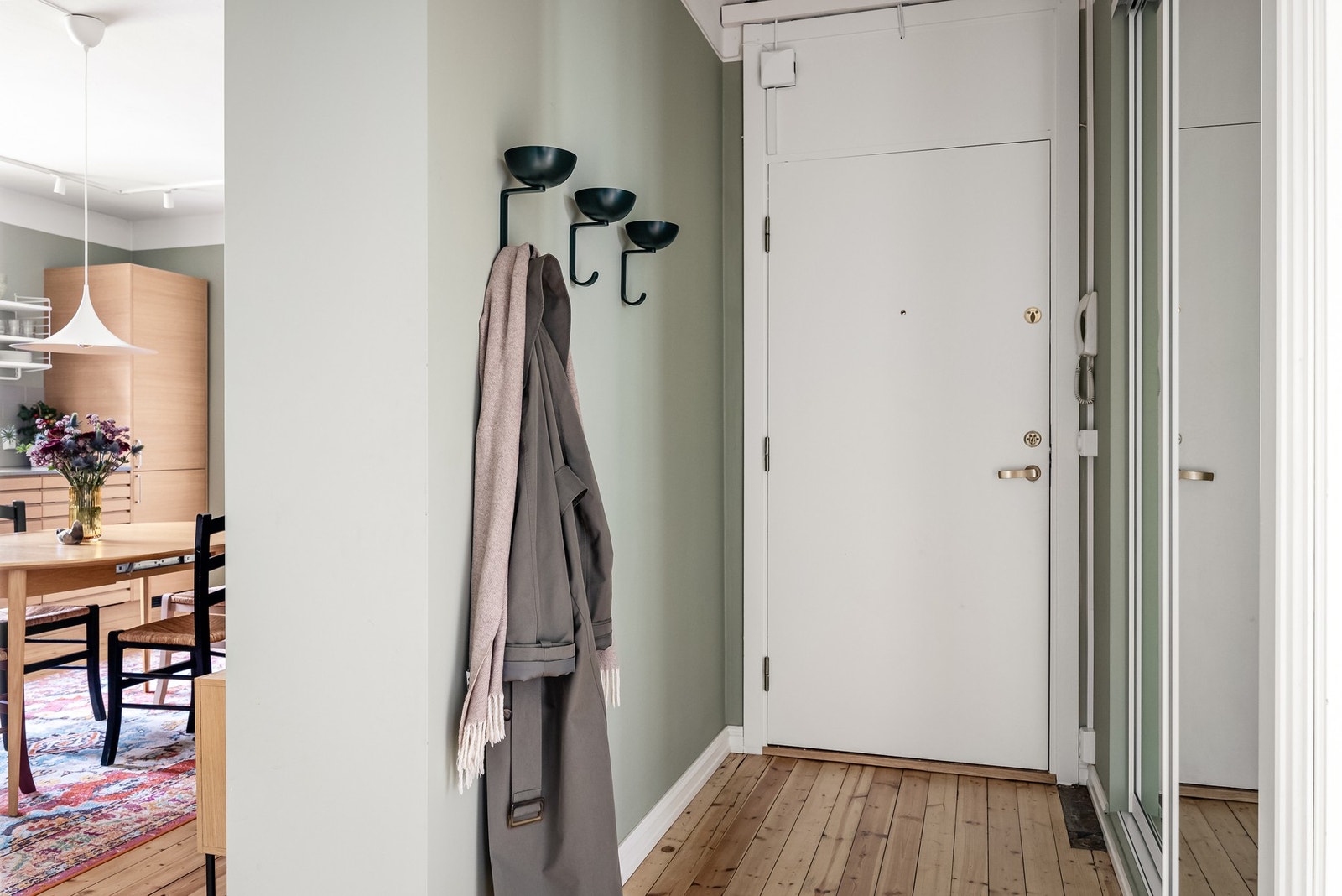 - Det er god plass til å sette fra seg skoene og henge fra seg yttertøy. - Galleribilde