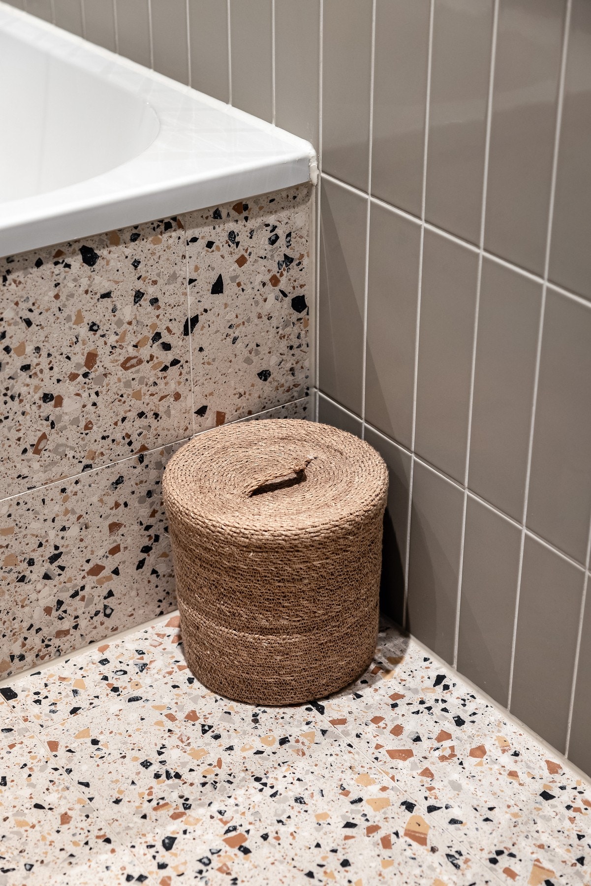 - Baderom er lekkert flislagt og har gulvvarme. - Galleribilde