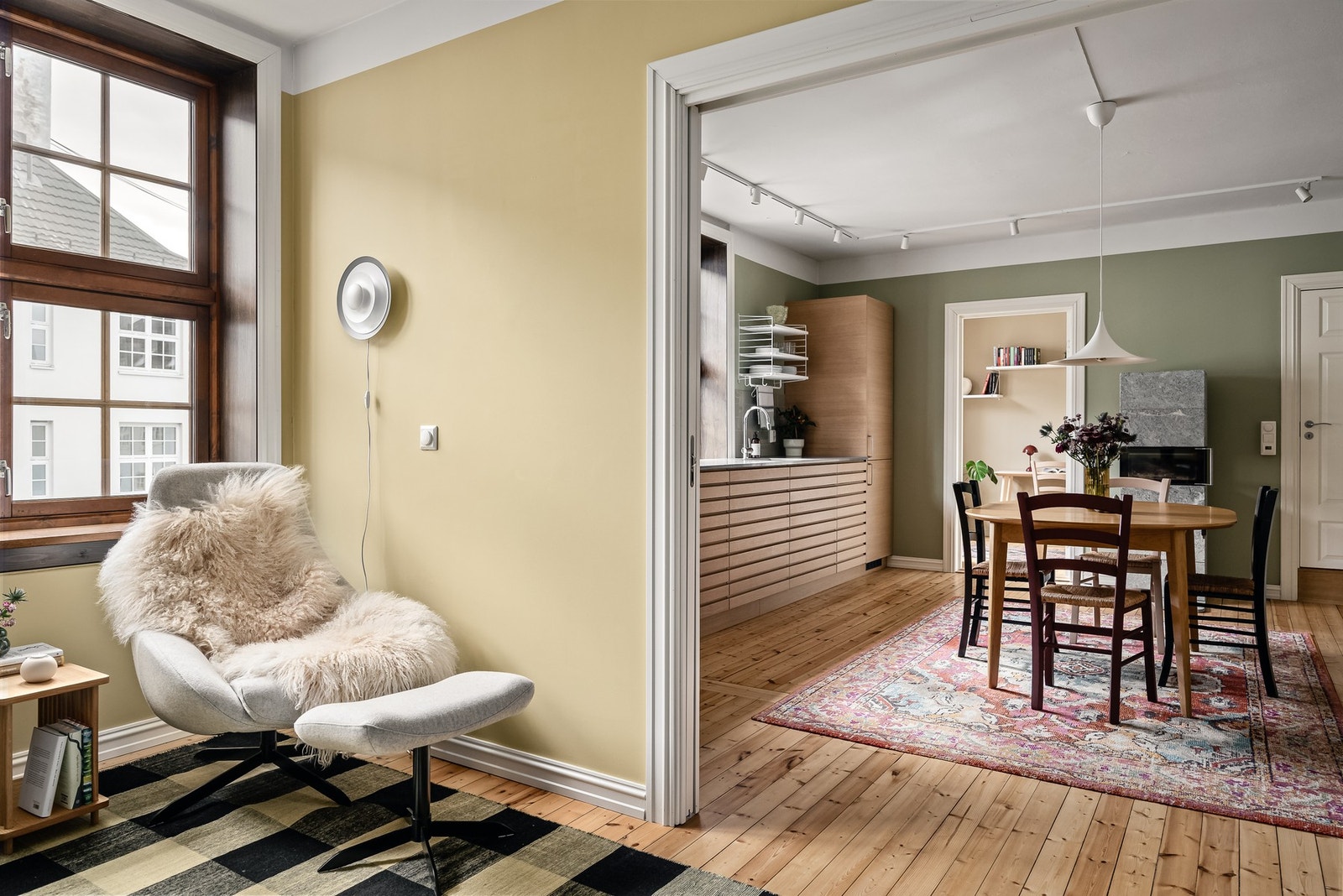 - Stor dør med doble skyvedører er en trendy løsning for å oppnå en markant større fleksibilitet og er en løsning som sparer verdifulle kvadratmeter gulvplass. - Galleribilde
