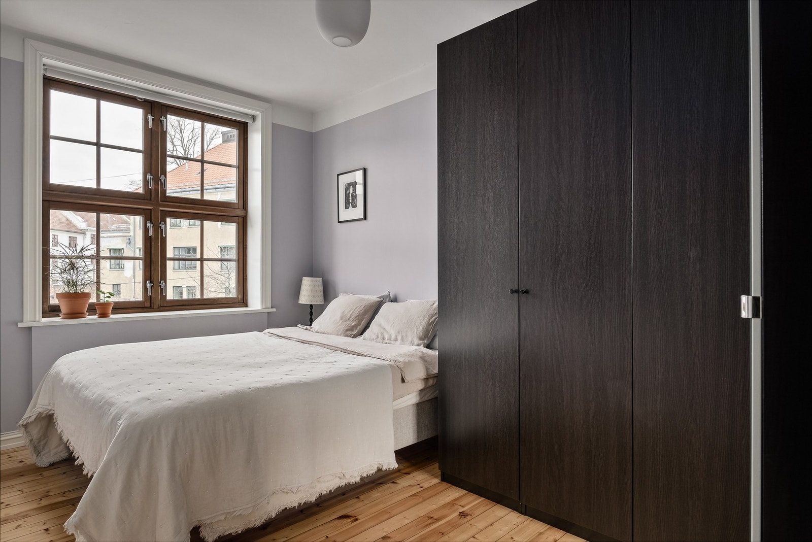 - Hovedsoverom med plass til dobbeltseng, nattbord og medfølgende garderobe | Pent utsyn fra store, klassiske vindusflater. - Galleribilde