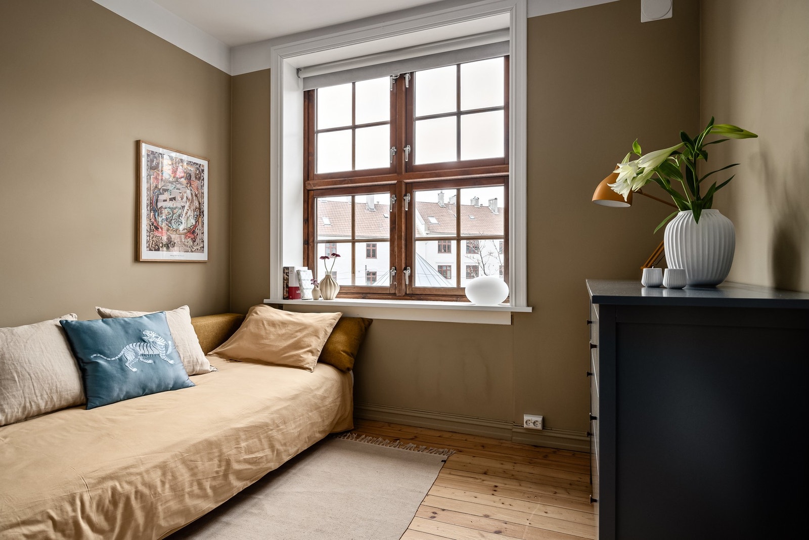 - Soverom #2 med plass til seng, nattbord, kommode og/eller garderobe. - Galleribilde
