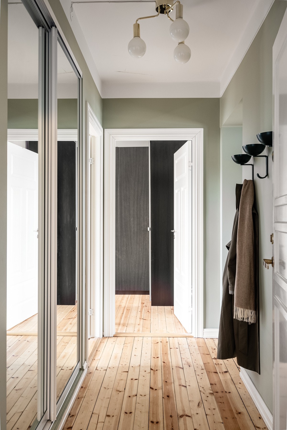 - Gang/entré med mye oppbevaring/lagringsplass i skyvedørsgarderobe. - Galleribilde