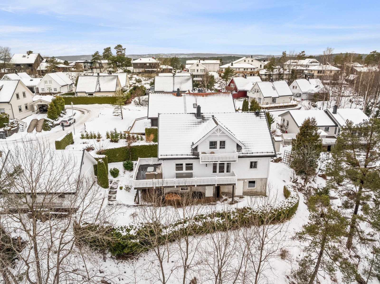 På husets nedside har utleiedelen egen inngang. Galleribilde