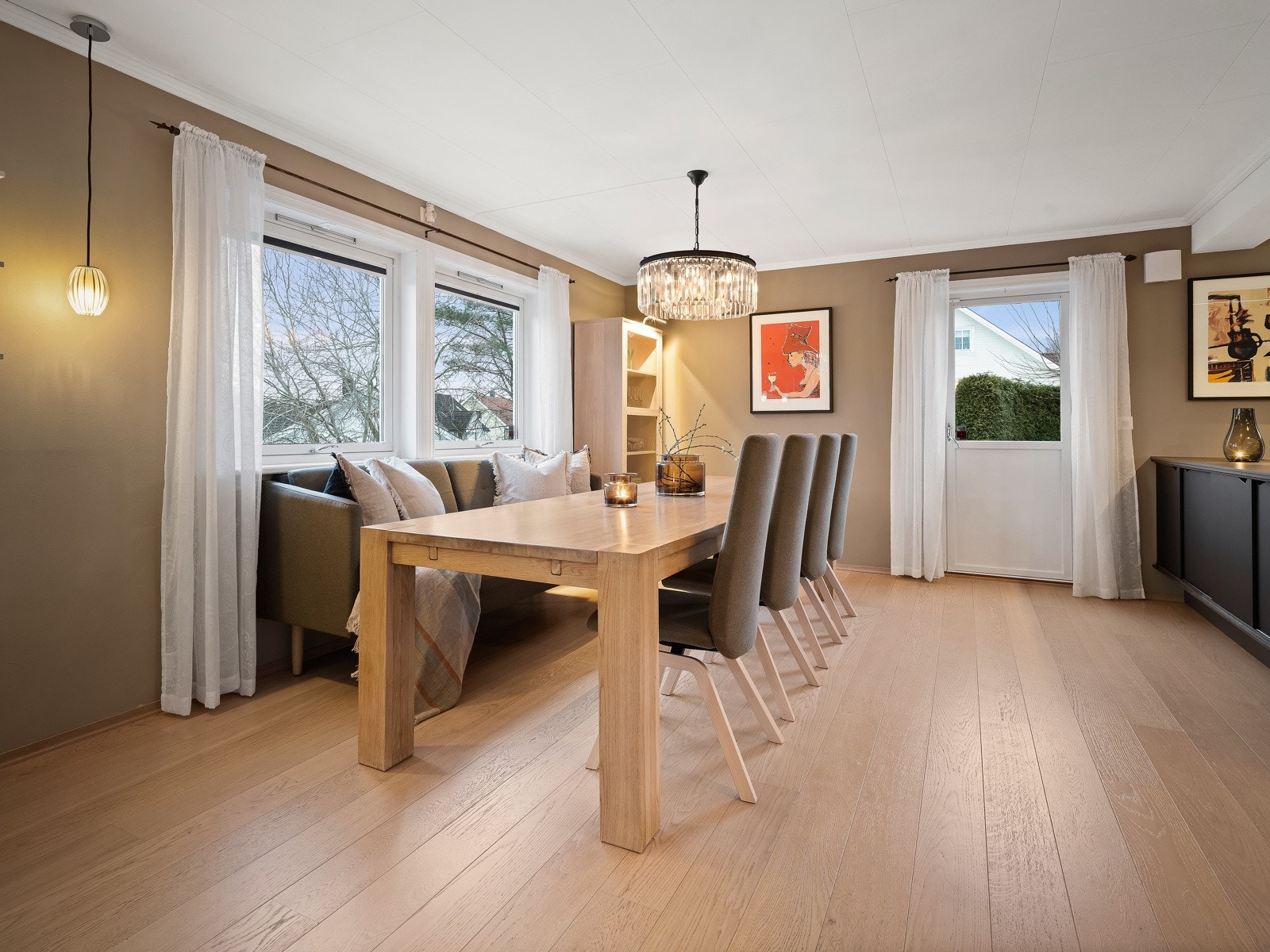 Det er god plass til stor spisegruppe, naturlig plassert mellom kjøkken og stue. Galleribilde