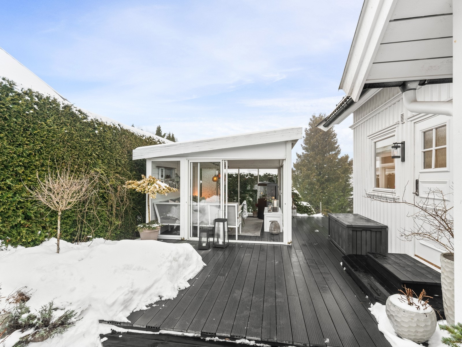 Ved husets inngangsside er det en vedlikeholdsvennlig platting. Galleribilde