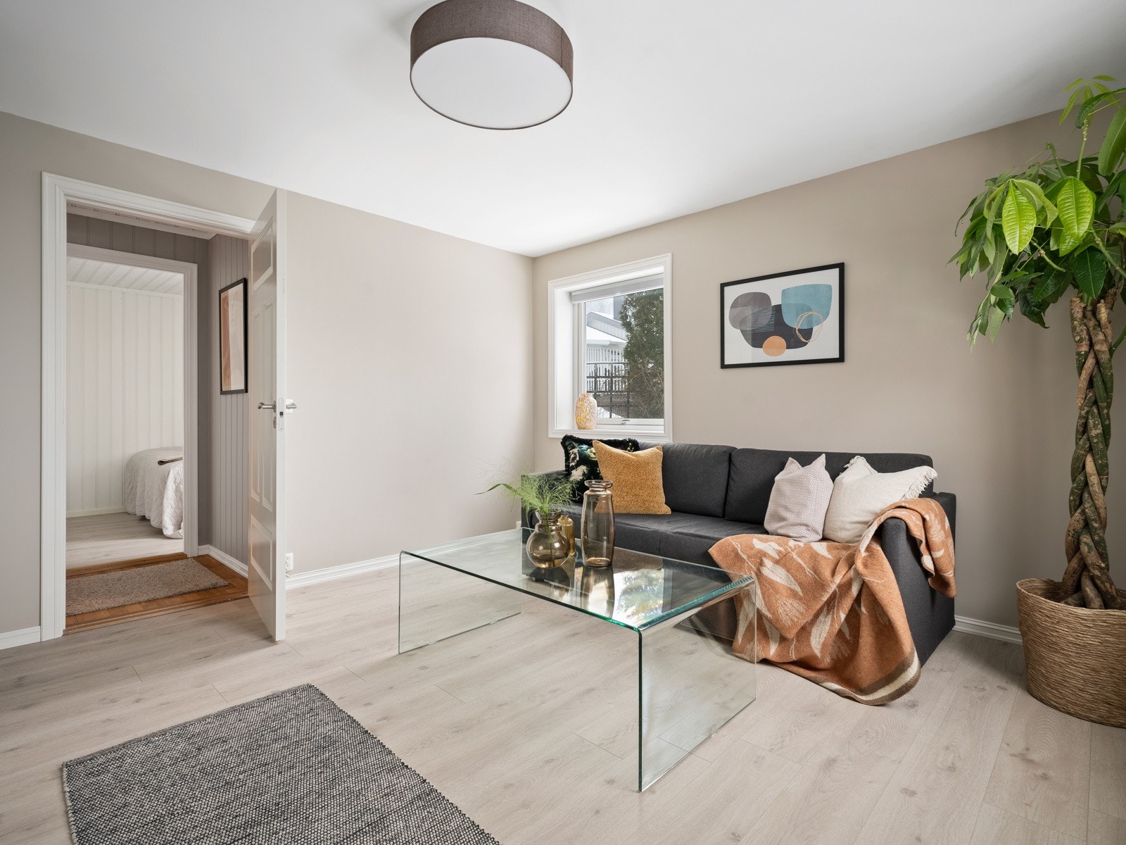 I u.etasje er det to rom som hører til hoveddel. Disse har tilgang via trappen eller fra utvendig dør. Galleribilde