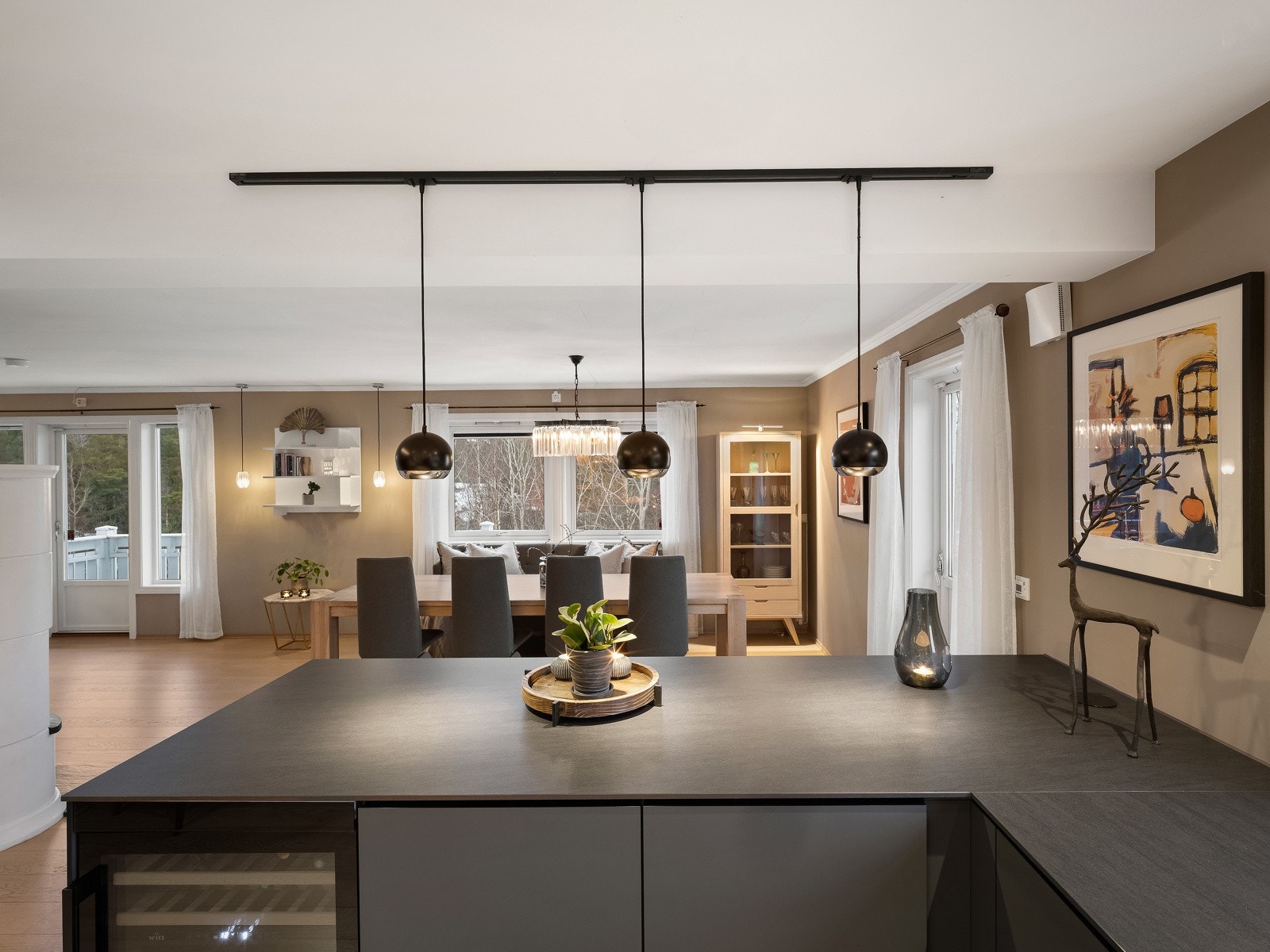 Keramisk benkeplate som tåler "alt" - praktisk og lekkert! Pendellampene over medfølger også handelen. Galleribilde