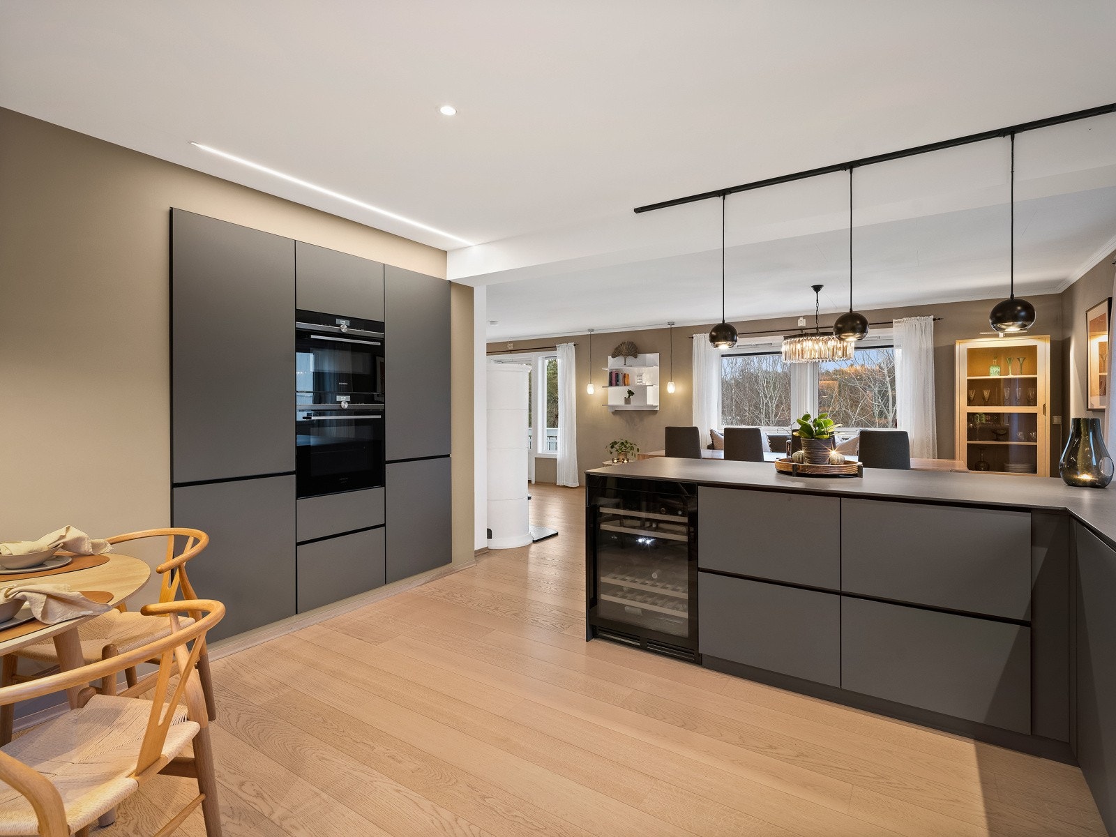 Hvitevarer - også vinskapet - blir værende igjen i boligen. Galleribilde