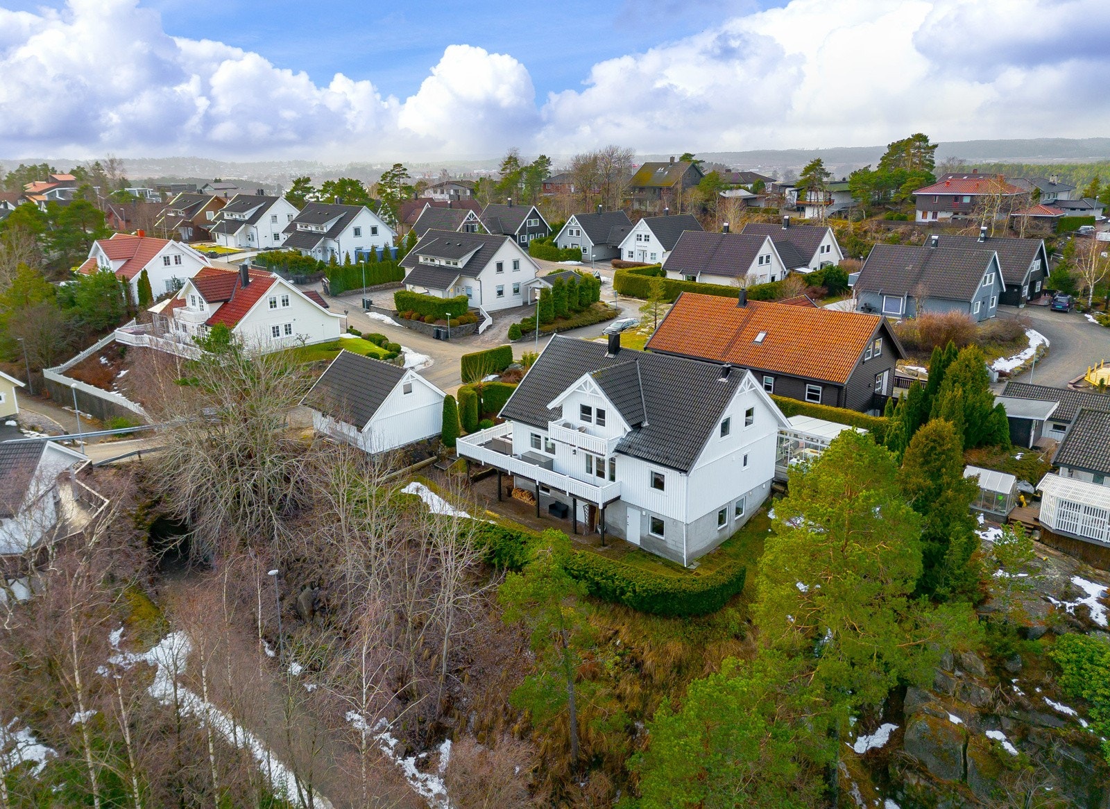 Boligen ligger på solrik tomt med utsikt mot friareal. Plasseringen er usjenert og tilbaketrukket - uvanlig i et tettbygd og populært område som Bakkeli. Galleribilde