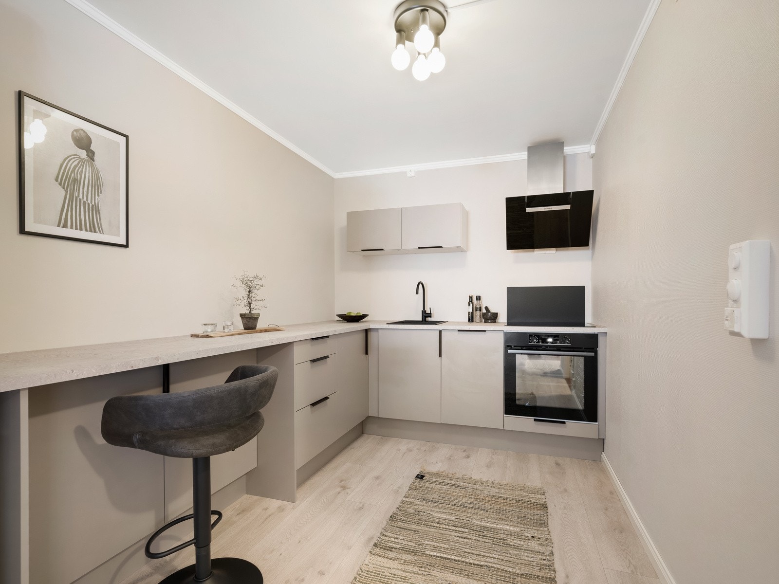 Utleiedel: Praktisk og pent kjøkken i stilren utførelse. Dette ble montert i 2023 og er helt ubrukt. Galleribilde