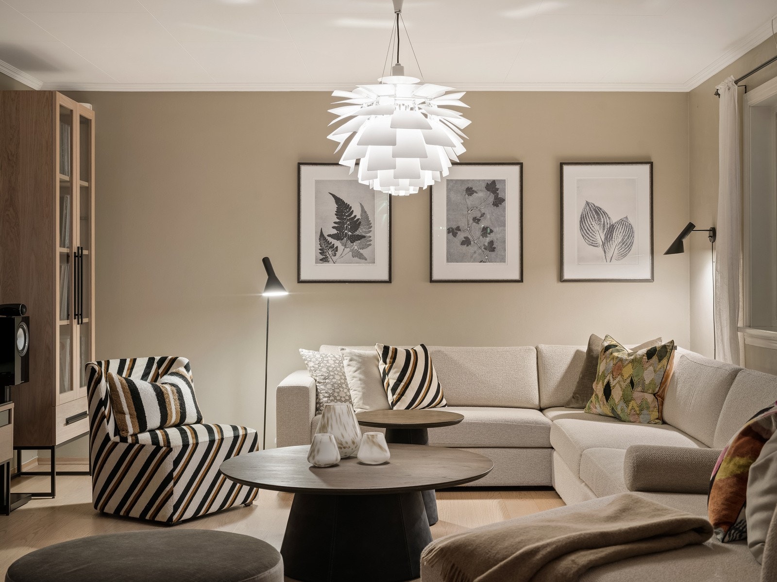 Stuen er meget romslig og innbydene. Her er det god plass og en fantastisk atmosfære. Galleribilde