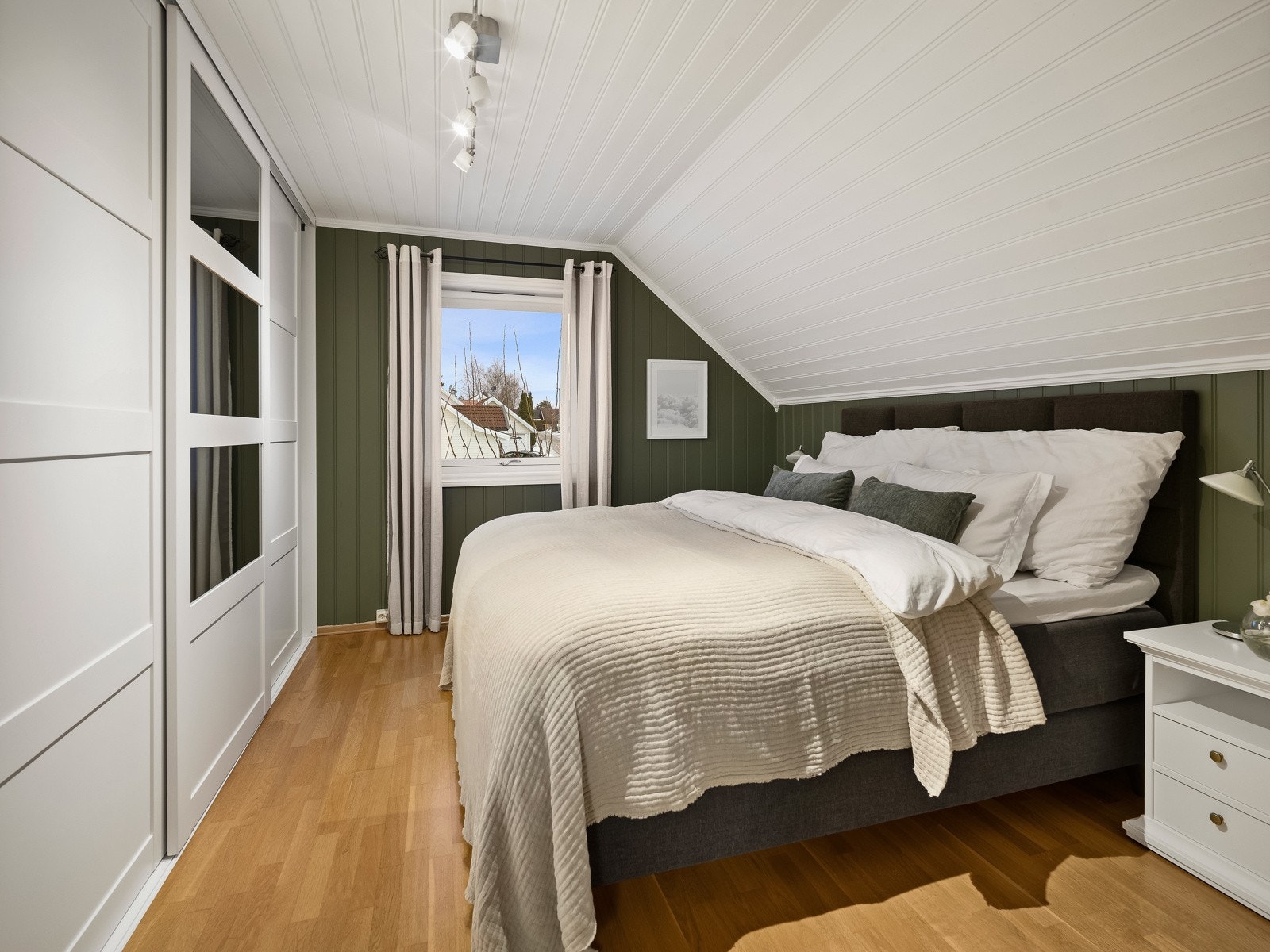 Hovedsoverom med garderobeløsning fra Rival. Galleribilde