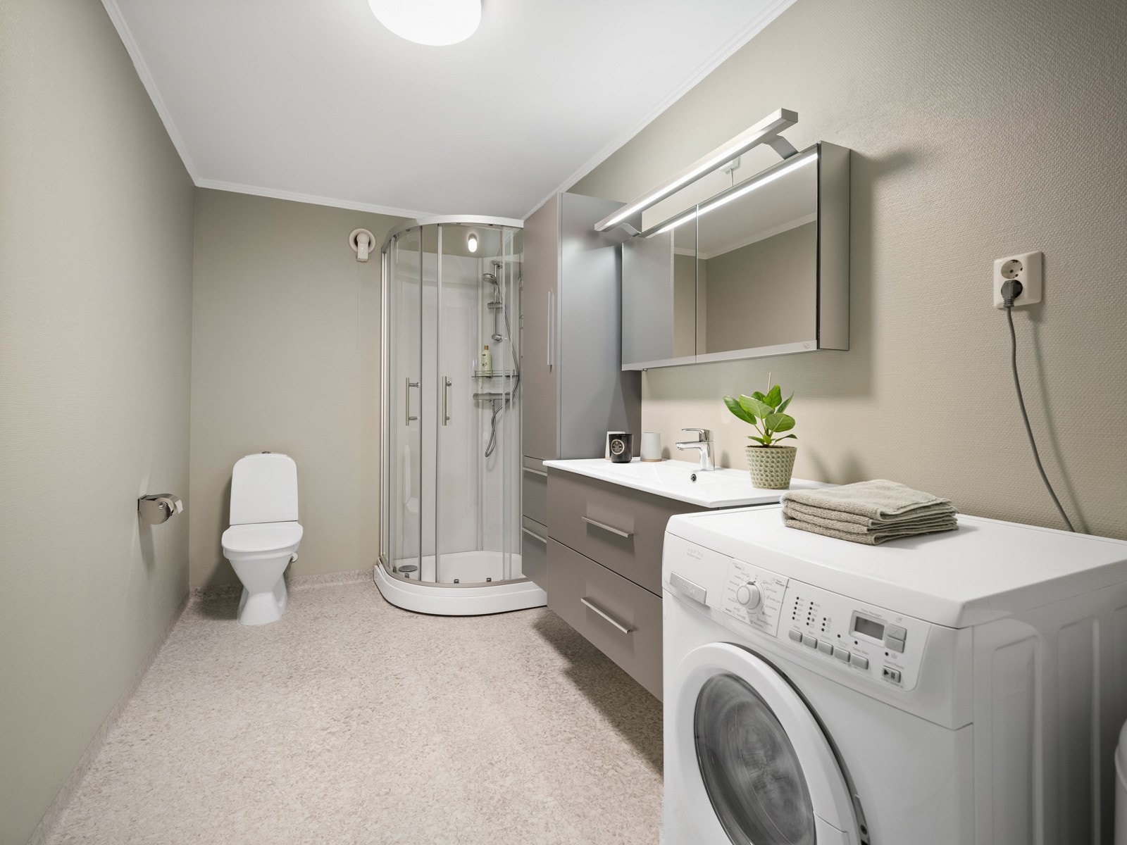 Utleiedel: Bad av god størrelse. Fornyet med nytt belegg på gulv og ny innredning i 2020. Galleribilde