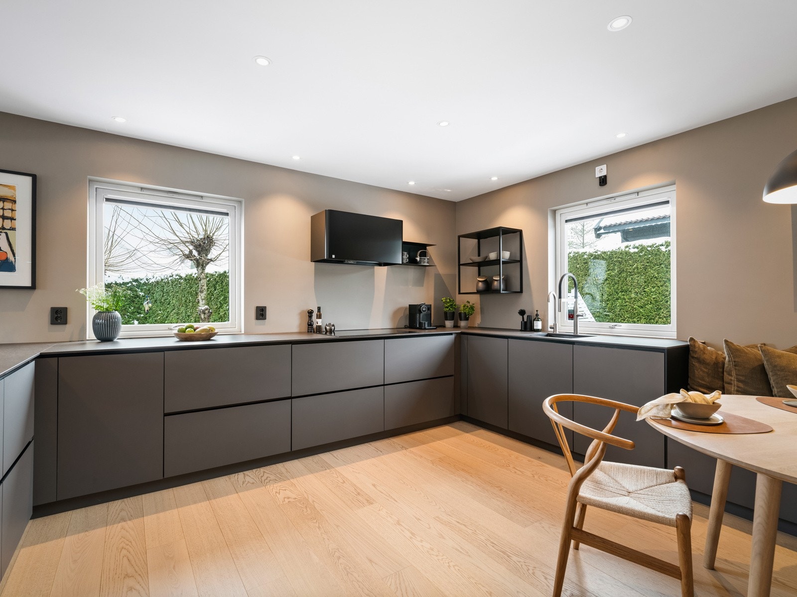 Stilfullt, smart, praktisk og elegant. Dette kjøkkenet må oppleves for å ytes rettferdighet! Galleribilde