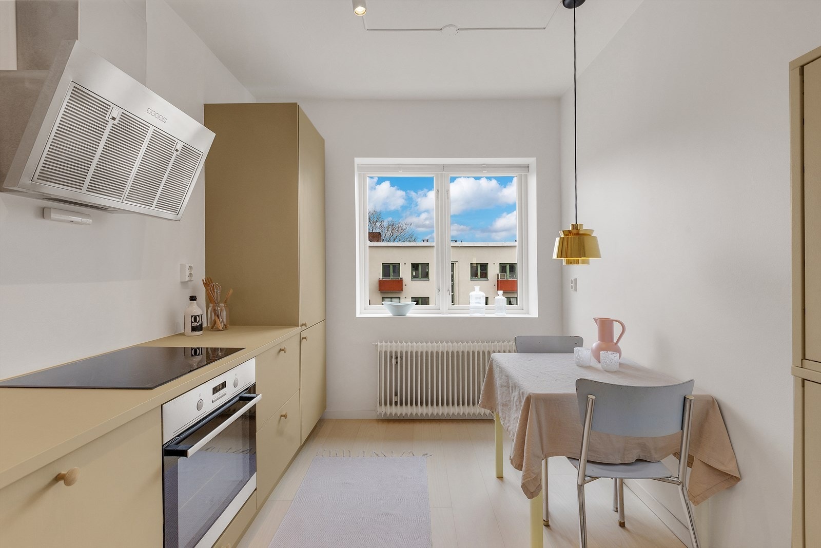 Norema kjøkken fra 2015 inneholder glatte fronter, laminert benkeplate, oppvaskkum, ventilator og integrerte hvitevarer. Galleribilde