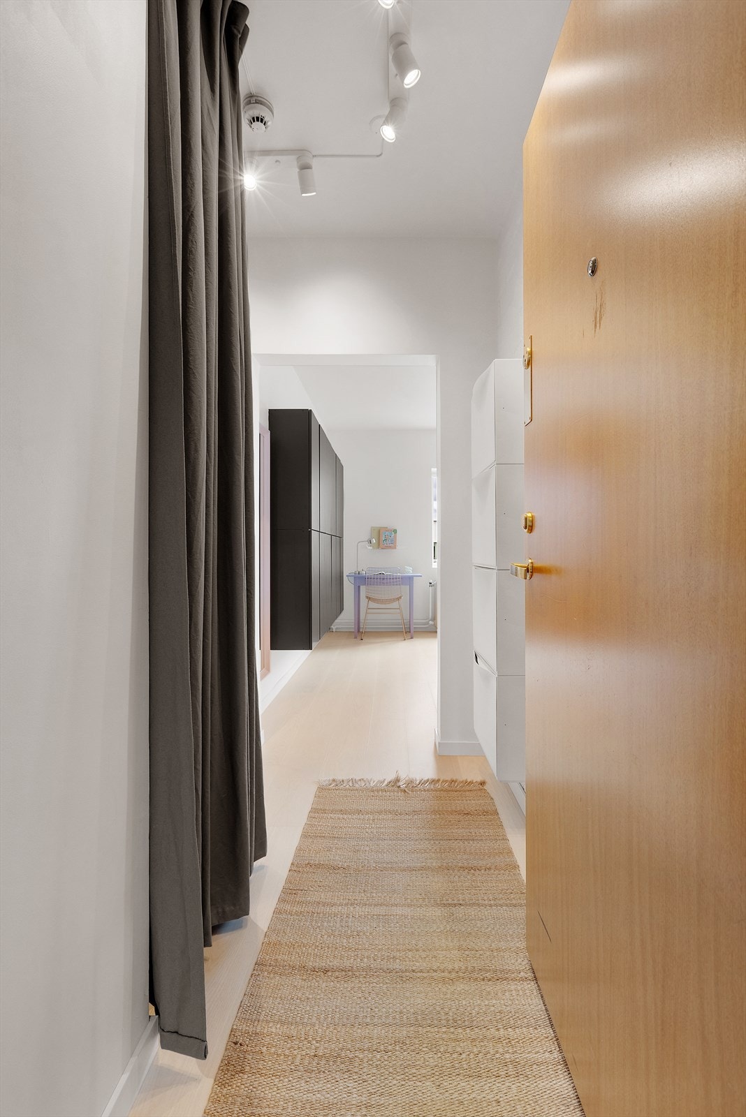Velkommen inn! Idet du trer over dørstokken møtes du av en lys og innbydende entré. Galleribilde