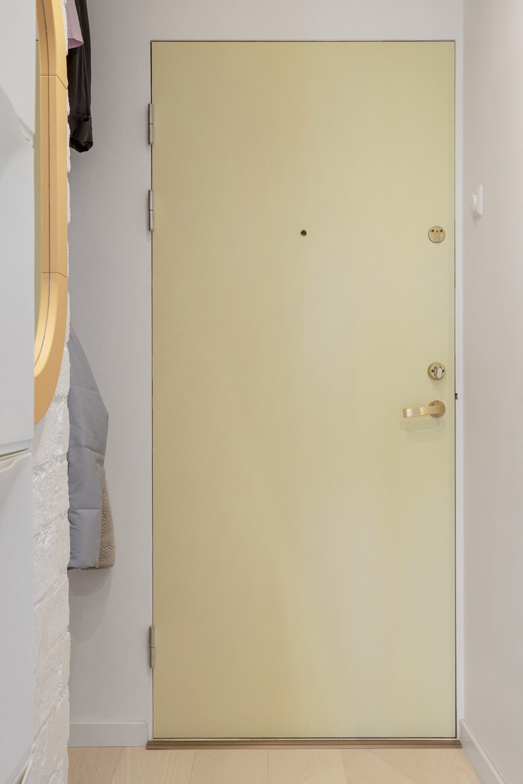 Ytterdøren er malt i en herlig gulfarge som skaper en positiv stemning. Galleribilde