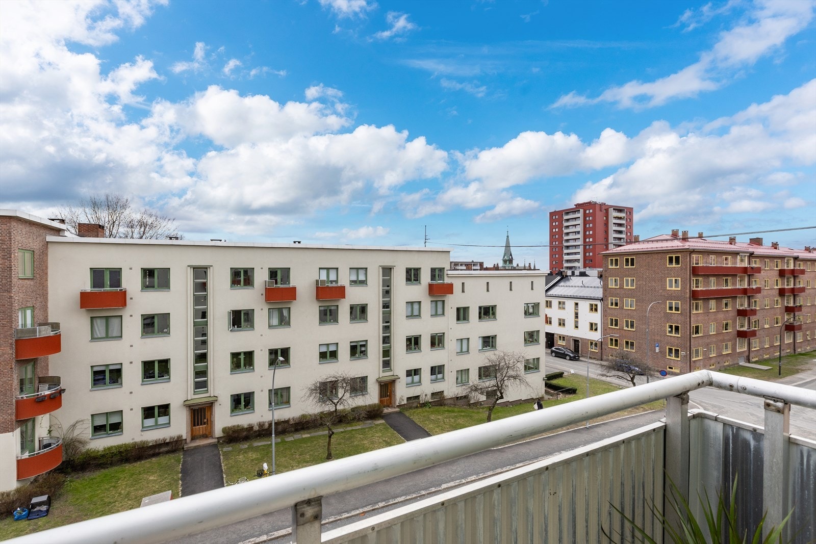 Balkongen er på 2 kvm og her har du plass til å innrede med bord og stoler. Galleribilde