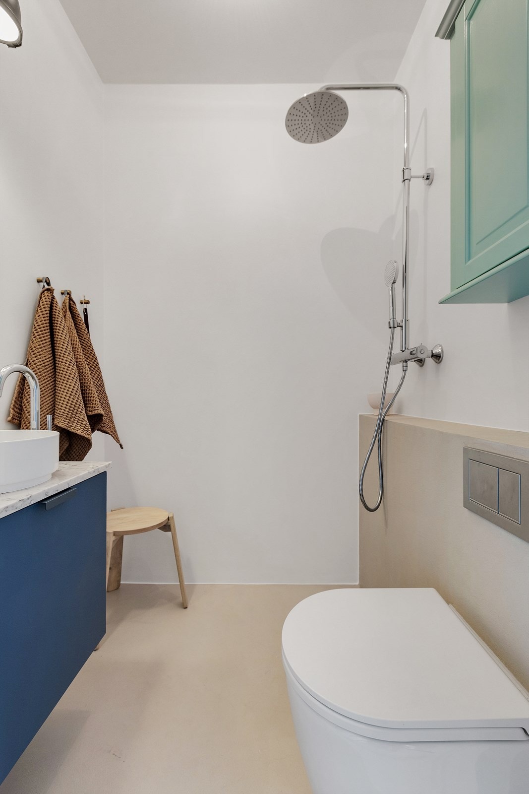 Baderommet ble totalrenovert i 2017. Det ble lagt microsement på baderommet som sørger for et stilfult og lekkert bad. Galleribilde