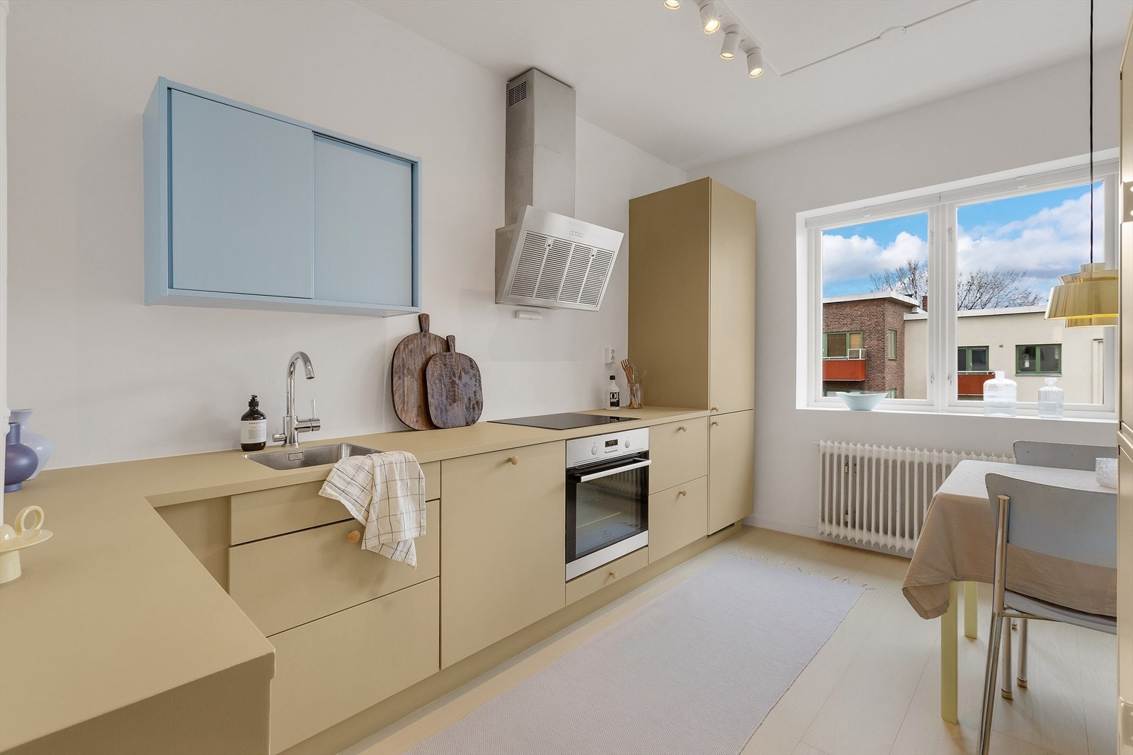 Leiligheten har et beige og skikkelig fint og stort, separat kjøkken med god atmosfære. Kjøkkenfrontene og benkeplaten ble malt i 2024. Galleribilde