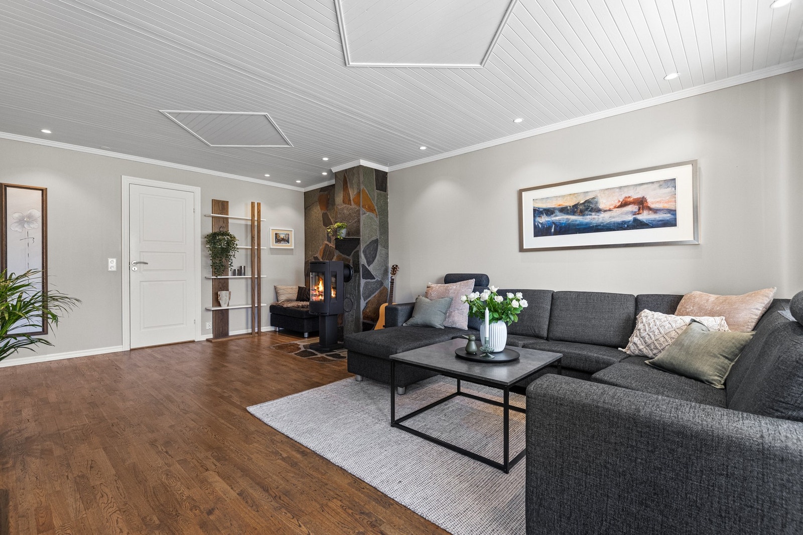 Lekre detaljer i tak og god belysning fra downlights, og lekker vedovn til kalde vinterdager og kalde strømpriser. Blokken har gjennomført rørfornying av pipe, og får tilstandsgrad 1 av takstmann. Galleribilde