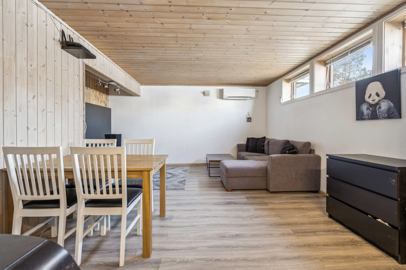 Åpen stue- og kjøkkenløsning med plass til både stuemøblement og spisestue i tilknytning til kjøkken.