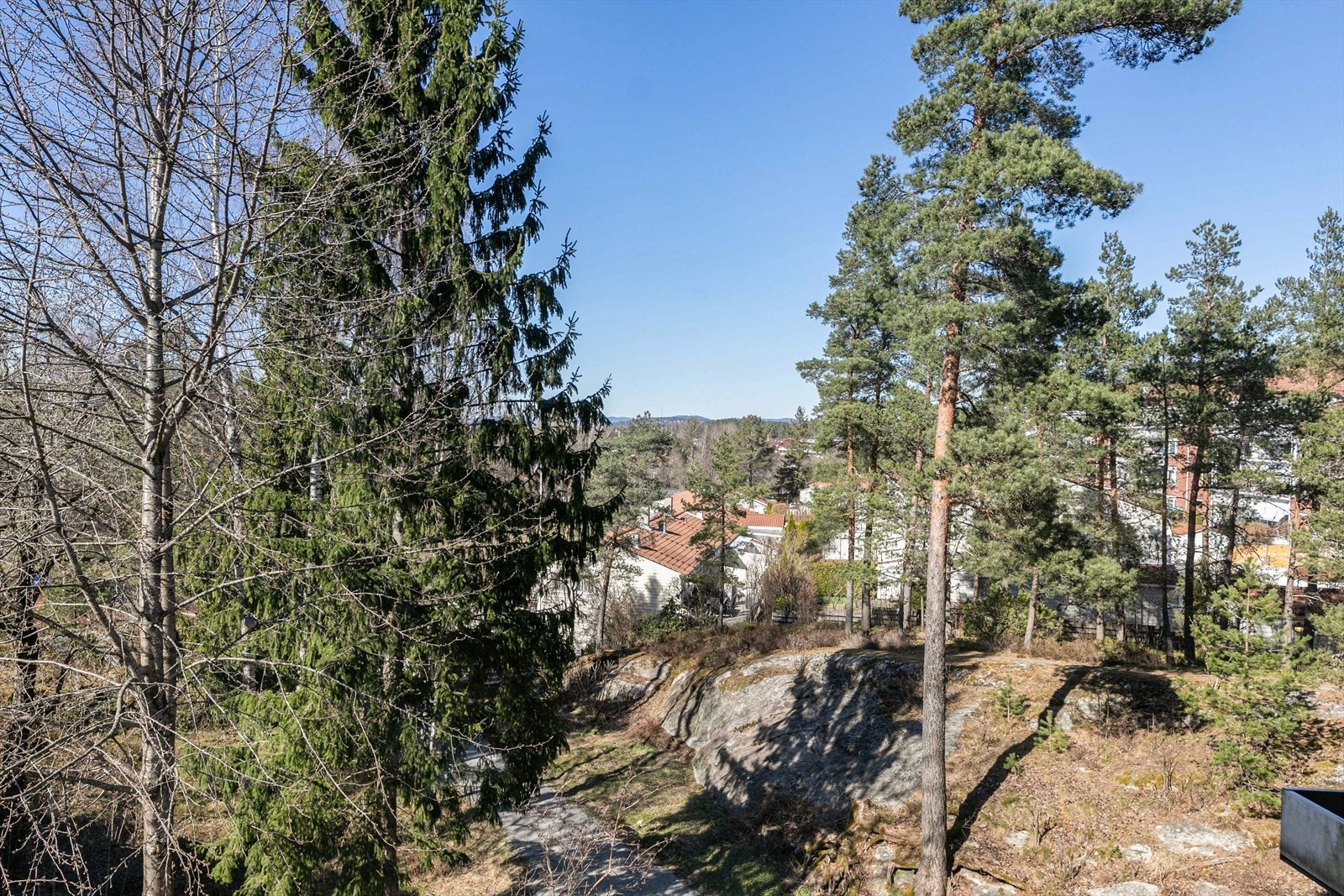 For den naturglade er det mulighet for flotte sykkel- og gåturer, samt kort gange til den populære badeplassen Hvervenbukta. Galleribilde