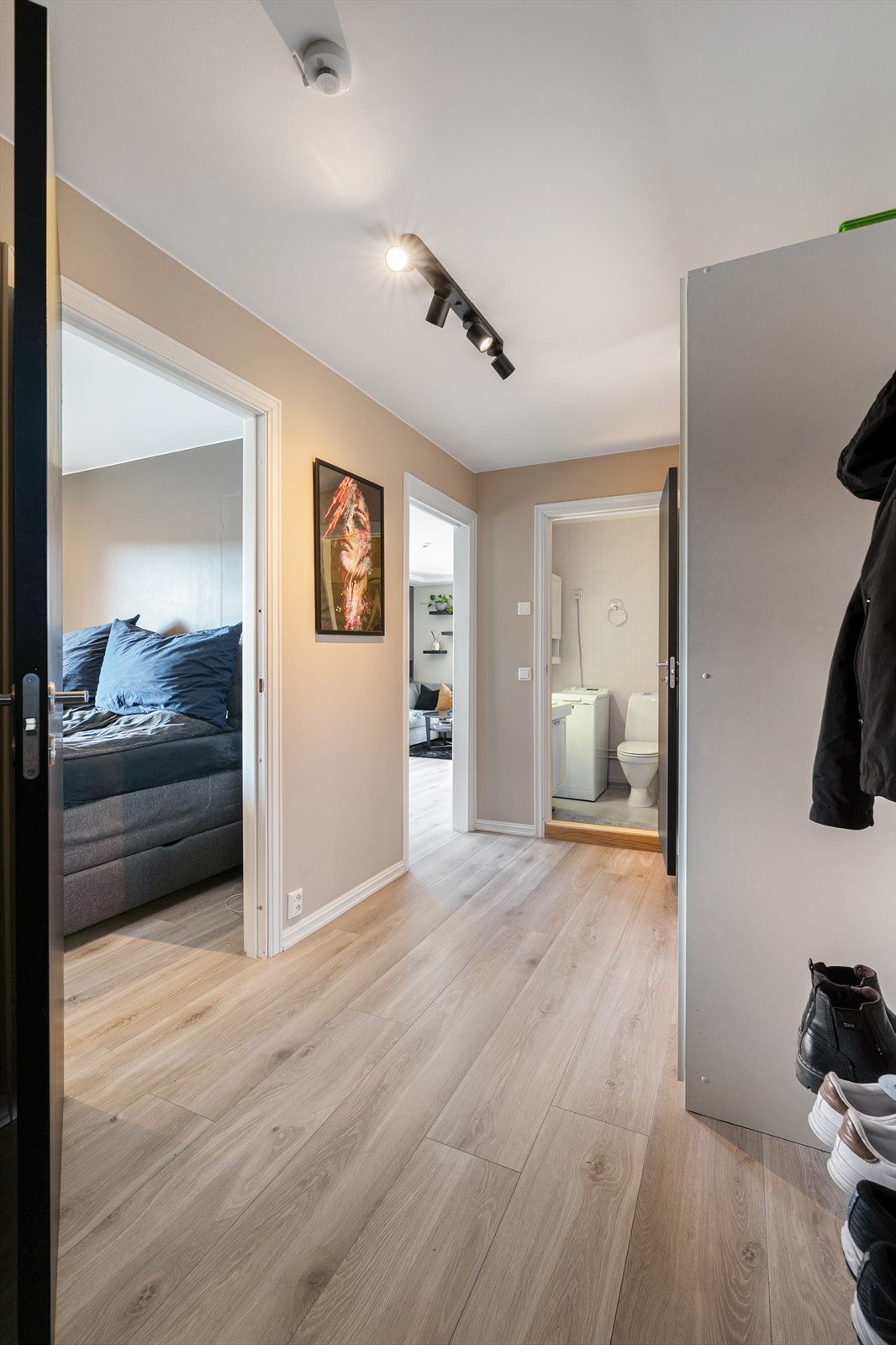 I entréen kan du henge fra deg yttertøy og sko på knagger og hyller, eller i det romslige garderobeskapet. Galleribilde