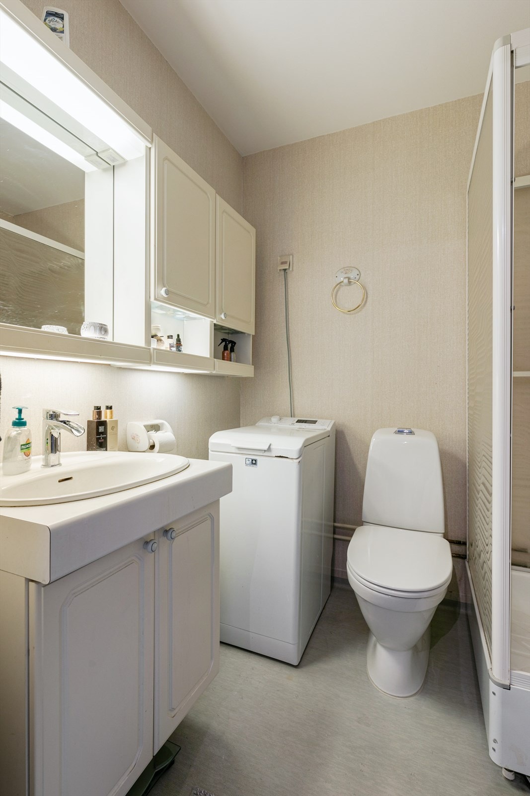 Badet er innredet med servant med under- og overskap, stående skap, dusjkabinett og klosett. Galleribilde