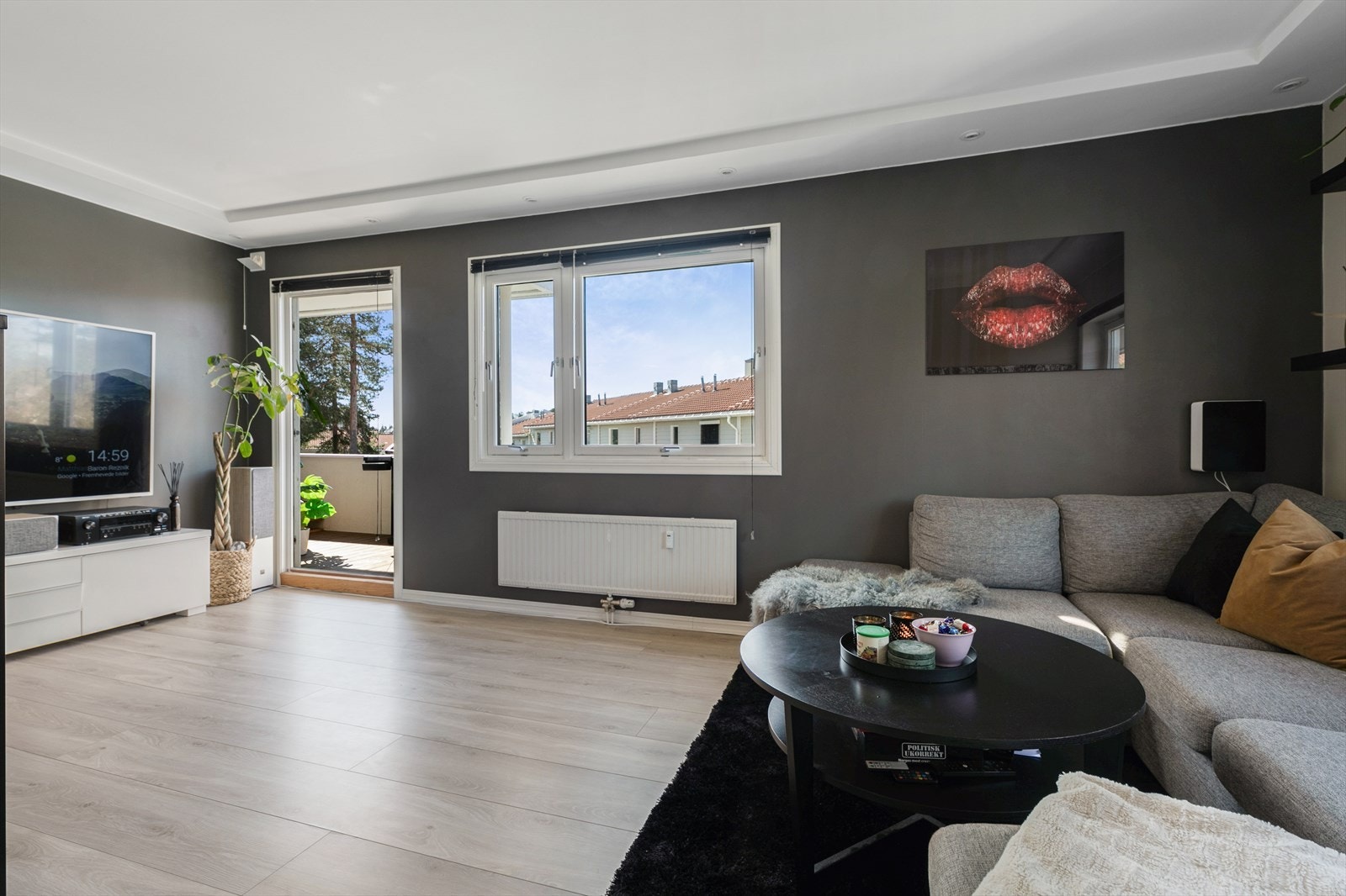 Stuen har vinduer over flere flater som sørger for rikelig med naturlig lysinnslipp. Galleribilde